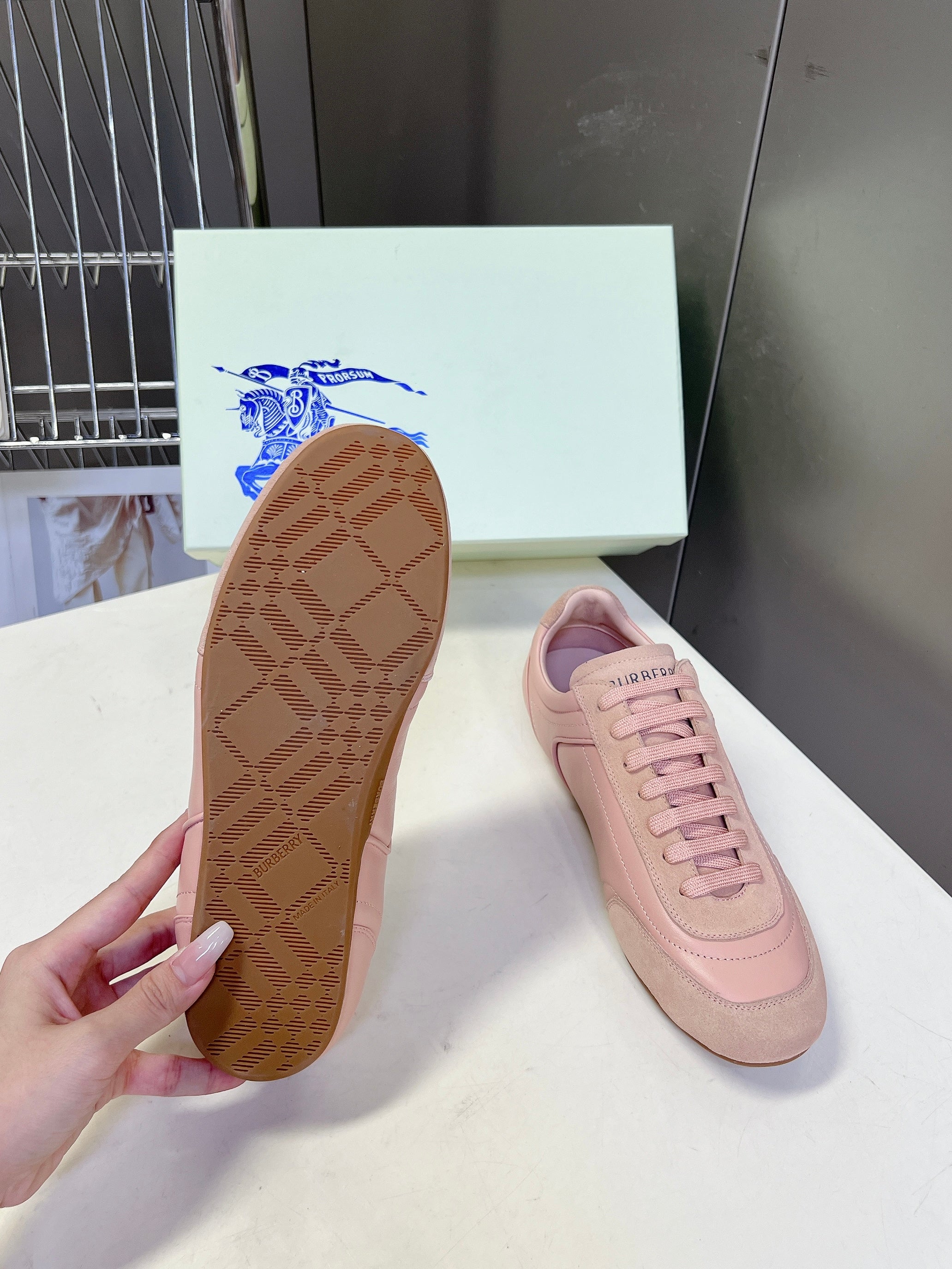 BURBERRY 26S LOW TOP SNEAKERS IN LIGHT PINK CALFSKIN AND SUEDE