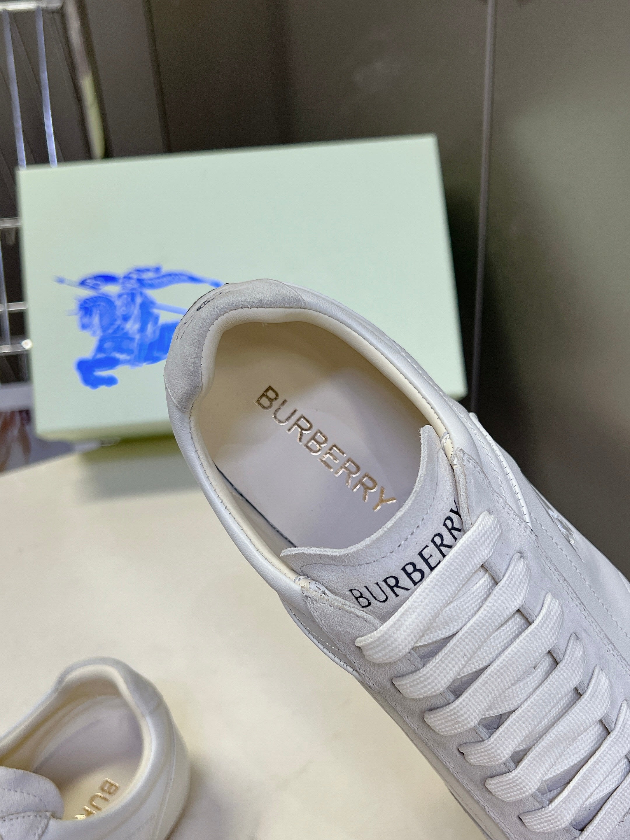 BURBERRY 26S LOW TOP SNEAKERS IN CREAM WHITE CALFSKIN AND SUEDE