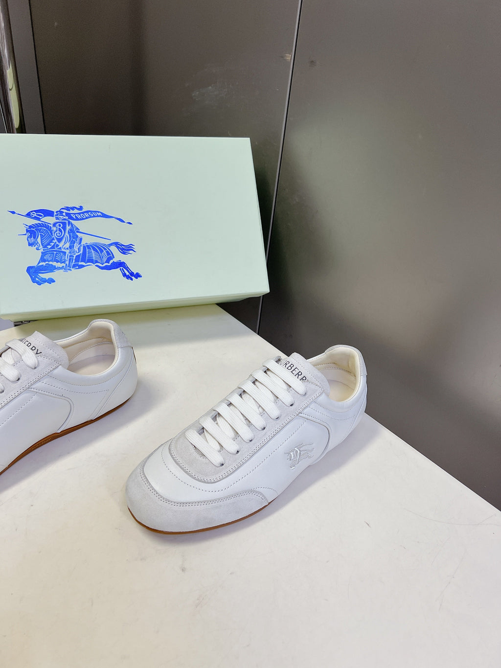 BURBERRY 26S LOW TOP SNEAKERS IN CREAM WHITE CALFSKIN AND SUEDE