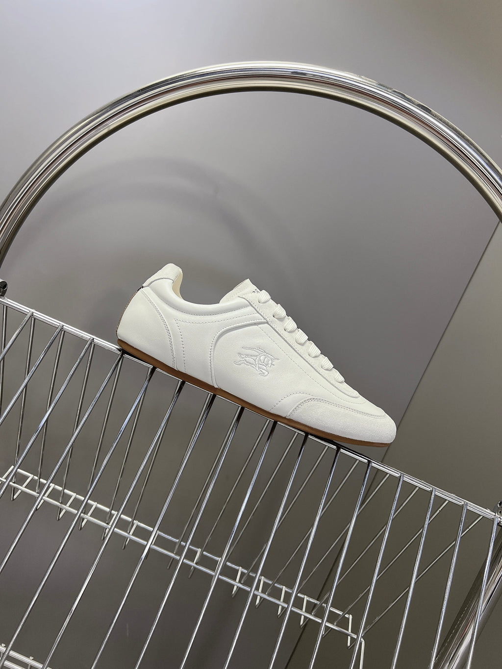 BURBERRY 26S LOW TOP SNEAKERS IN CREAM WHITE CALFSKIN AND SUEDE