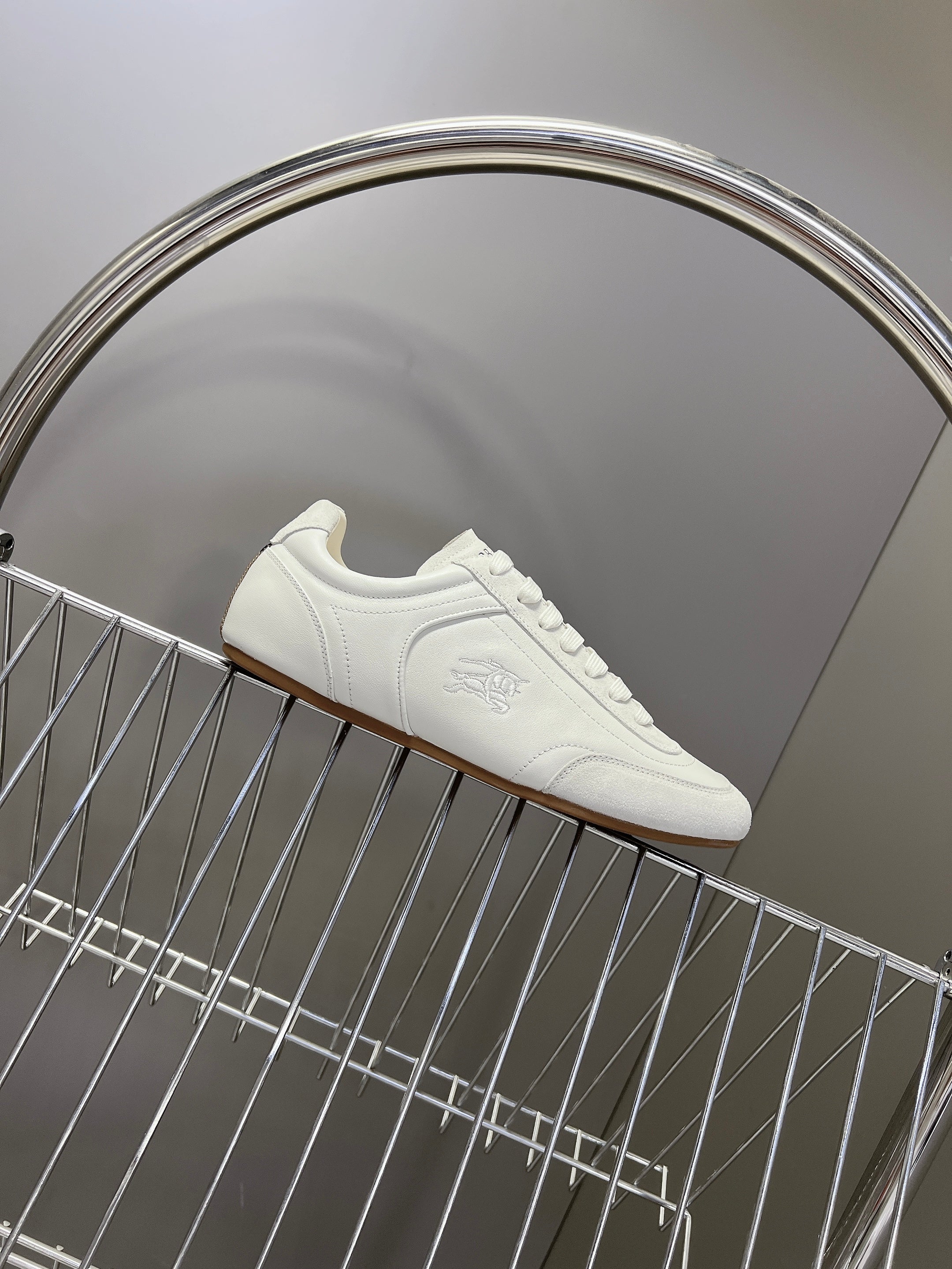 BURBERRY 26S LOW TOP SNEAKERS IN CREAM WHITE CALFSKIN AND SUEDE