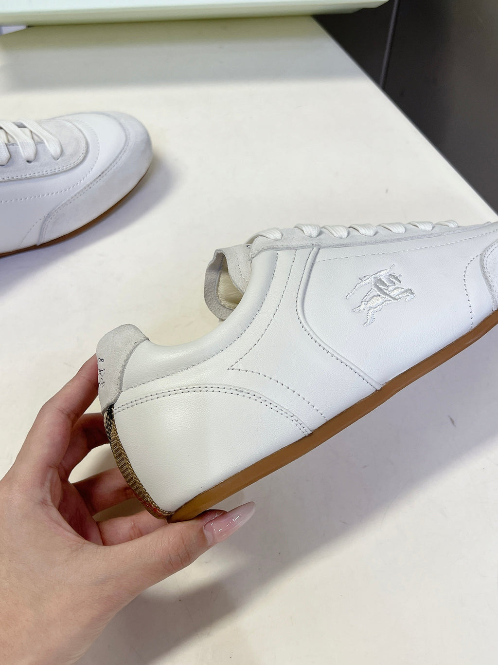BURBERRY 26S LOW TOP SNEAKERS IN CREAM WHITE CALFSKIN AND SUEDE