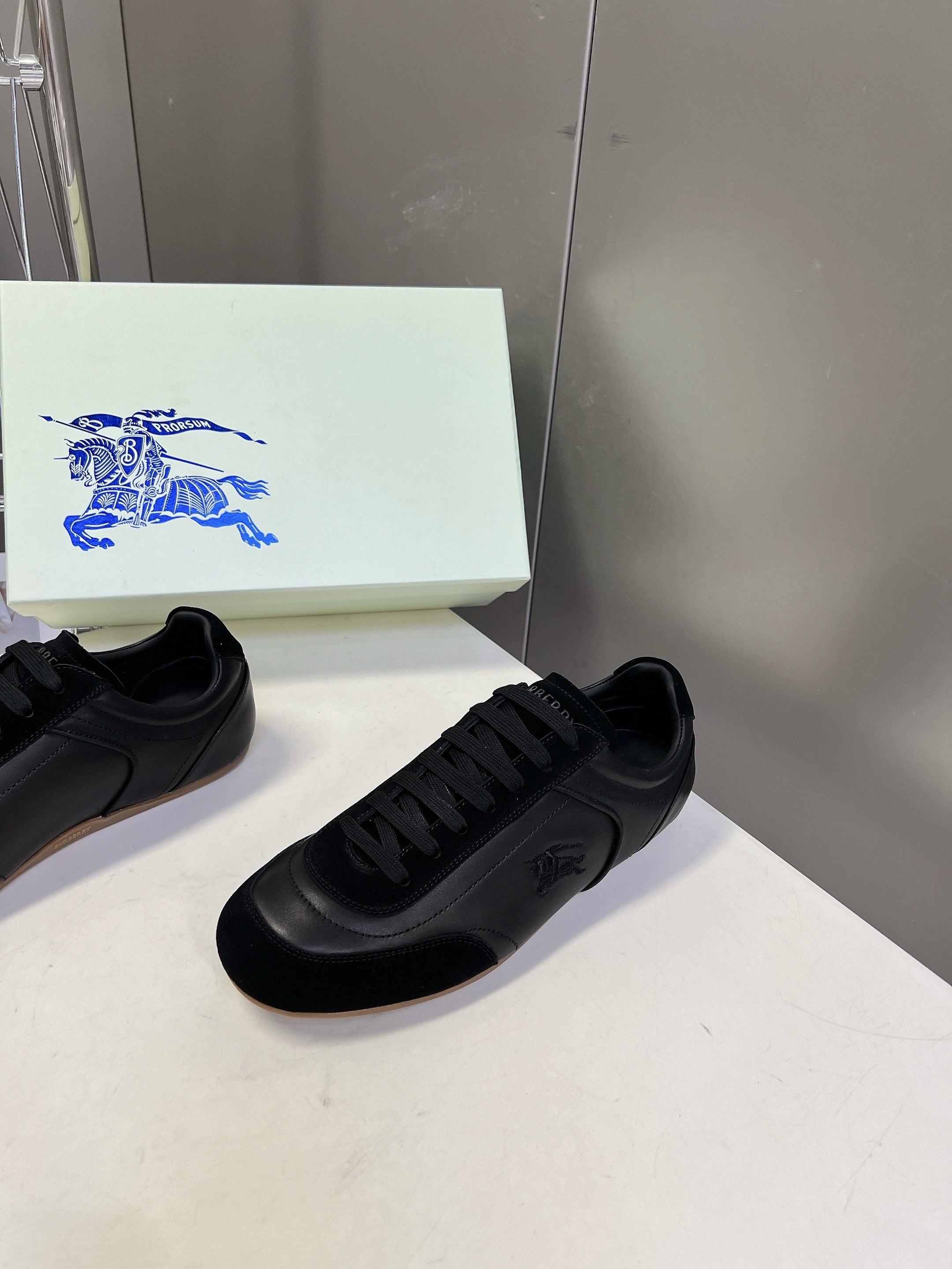 BURBERRY 26S LOW TOP SNEAKERS IN BLACK CALFSKIN AND SUEDE