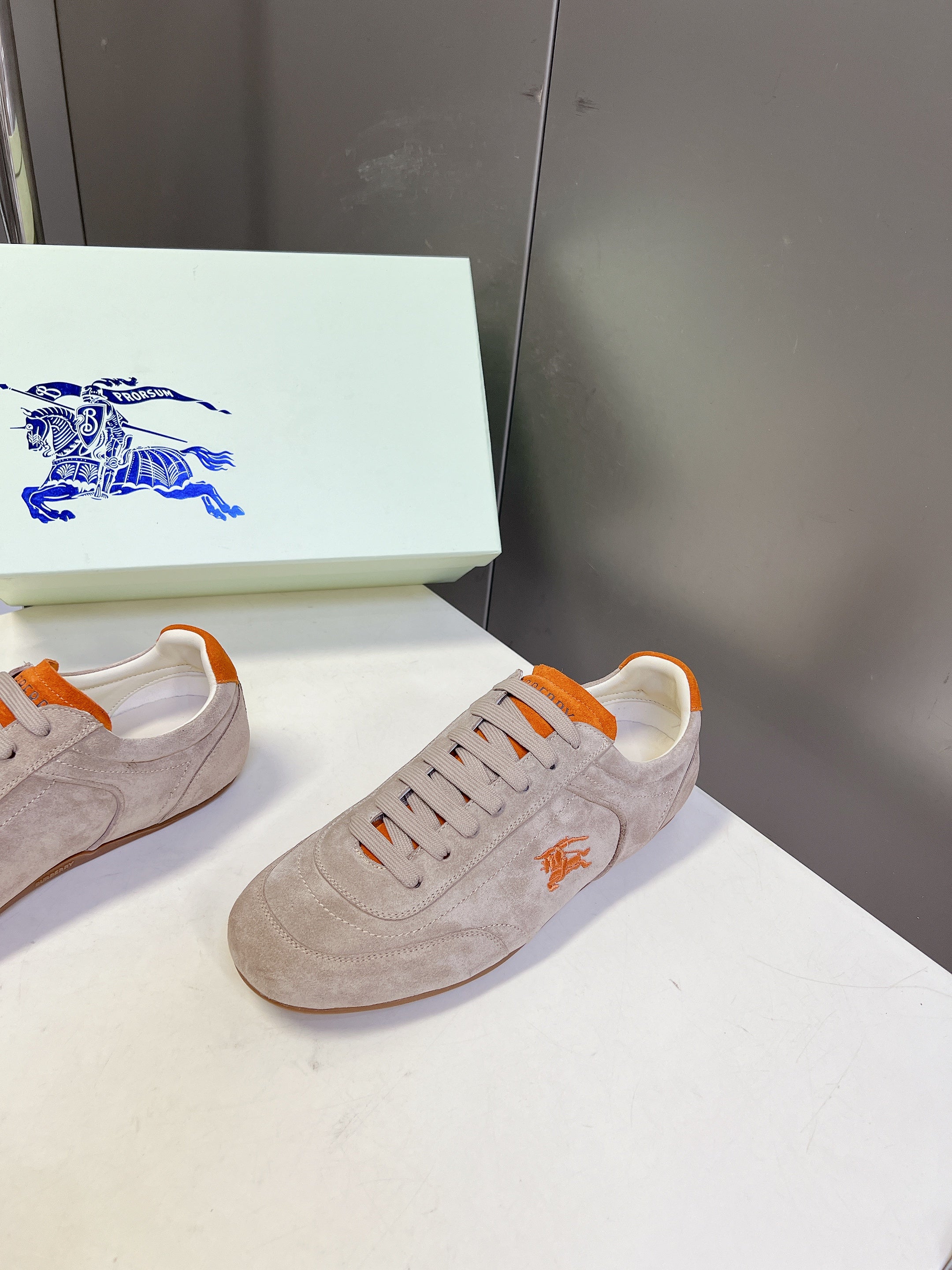 BURBERRY 26S LOW TOP SNEAKERS IN BEIGE AND ORANGE SUEDE