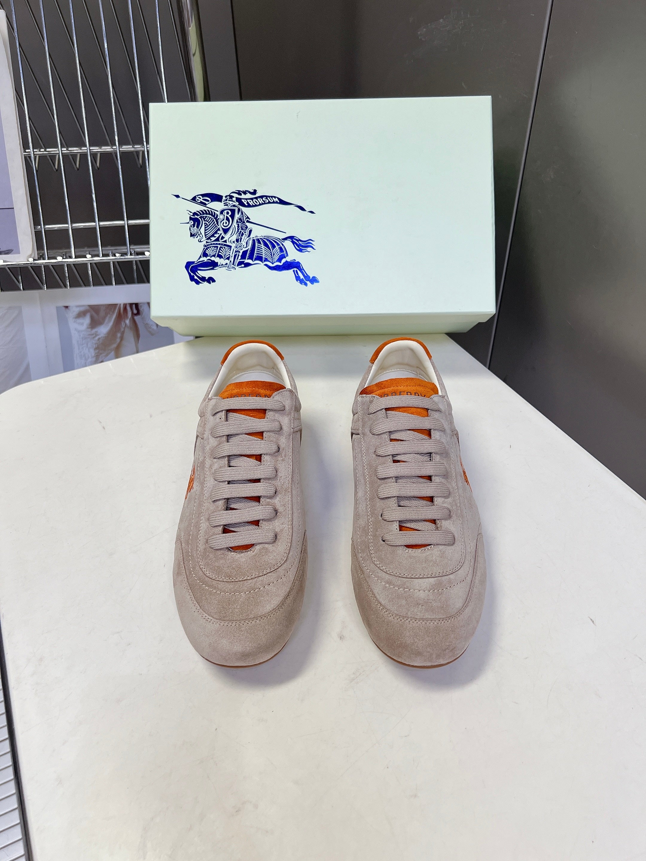 BURBERRY 26S LOW TOP SNEAKERS IN BEIGE AND ORANGE SUEDE