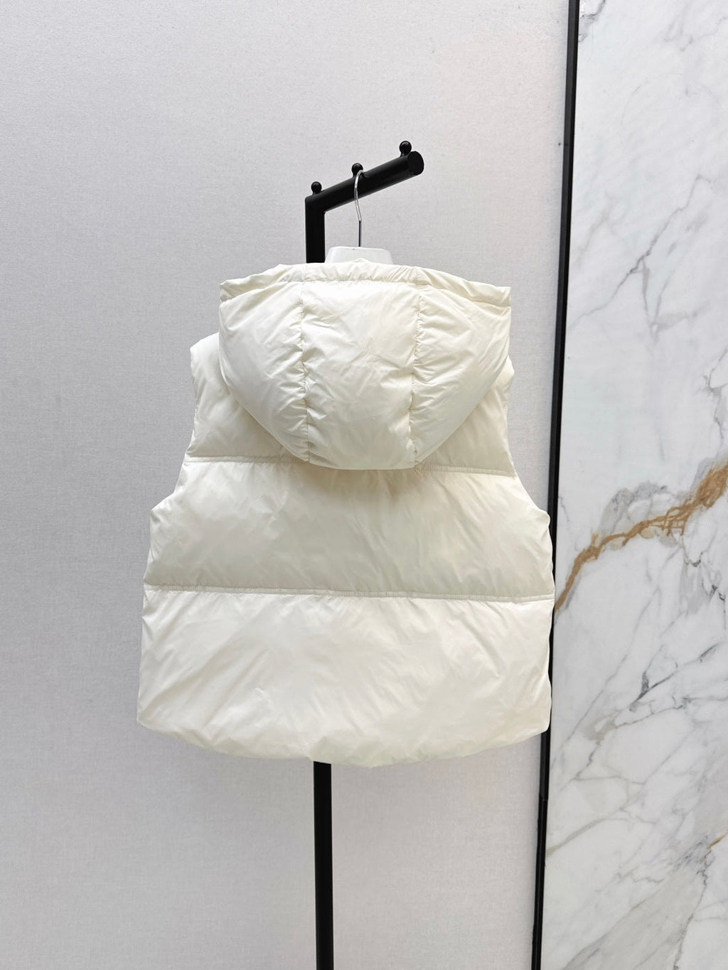 MONCLER 25S JACKET IN WHITE 307425