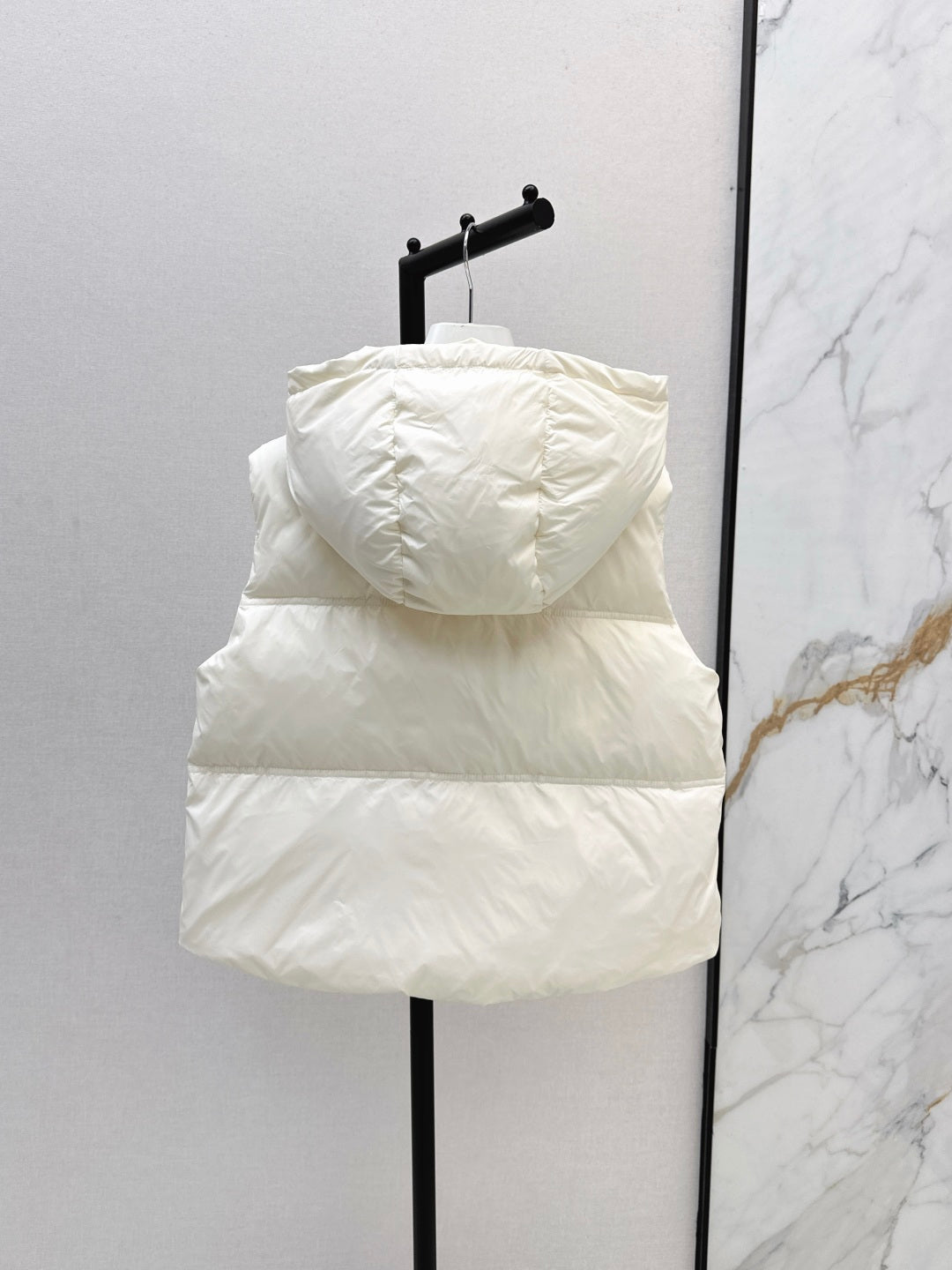 MONCLER 25S JACKET IN WHITE 307425