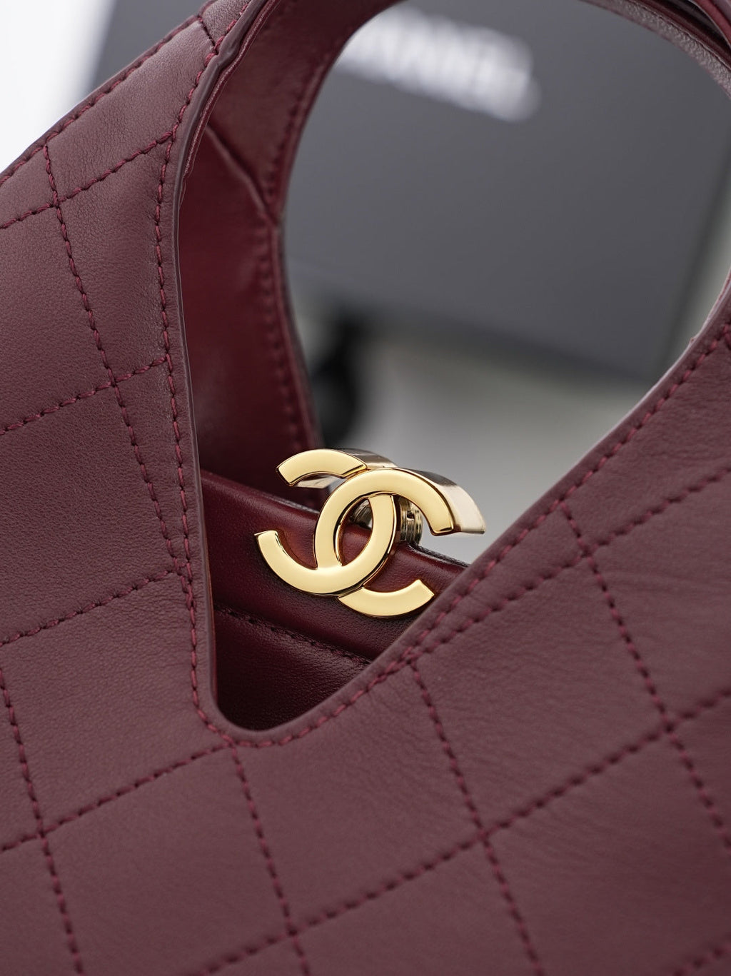 CHANEL 26S SHOPPING BAG MEDIUM 23 IN BURGUNDY RED LAMBSKIN GOLD HARDWARE