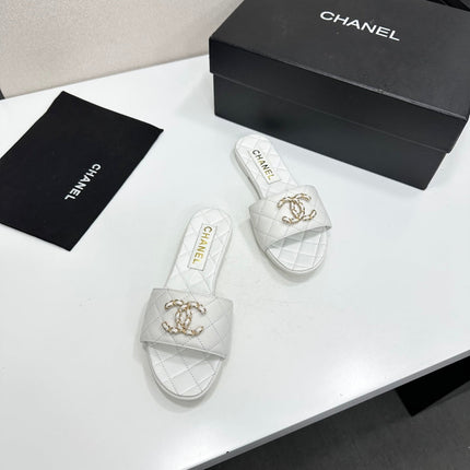 CHANEL 26S SANDALS IN WHITE QUILTED LEATHER