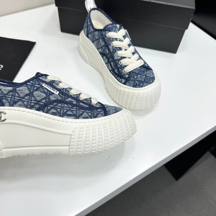 CHANEL 26S SNEAKERS IN NAVY BLUE DIAMOND-PATTERNED WOVEN FABRIC