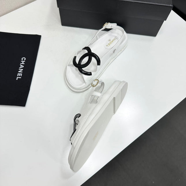 CHANEL 26S FLAT SANDALS IN WHITE LAMBSKIN WITH BLACK OVERSIZED CC LOGO