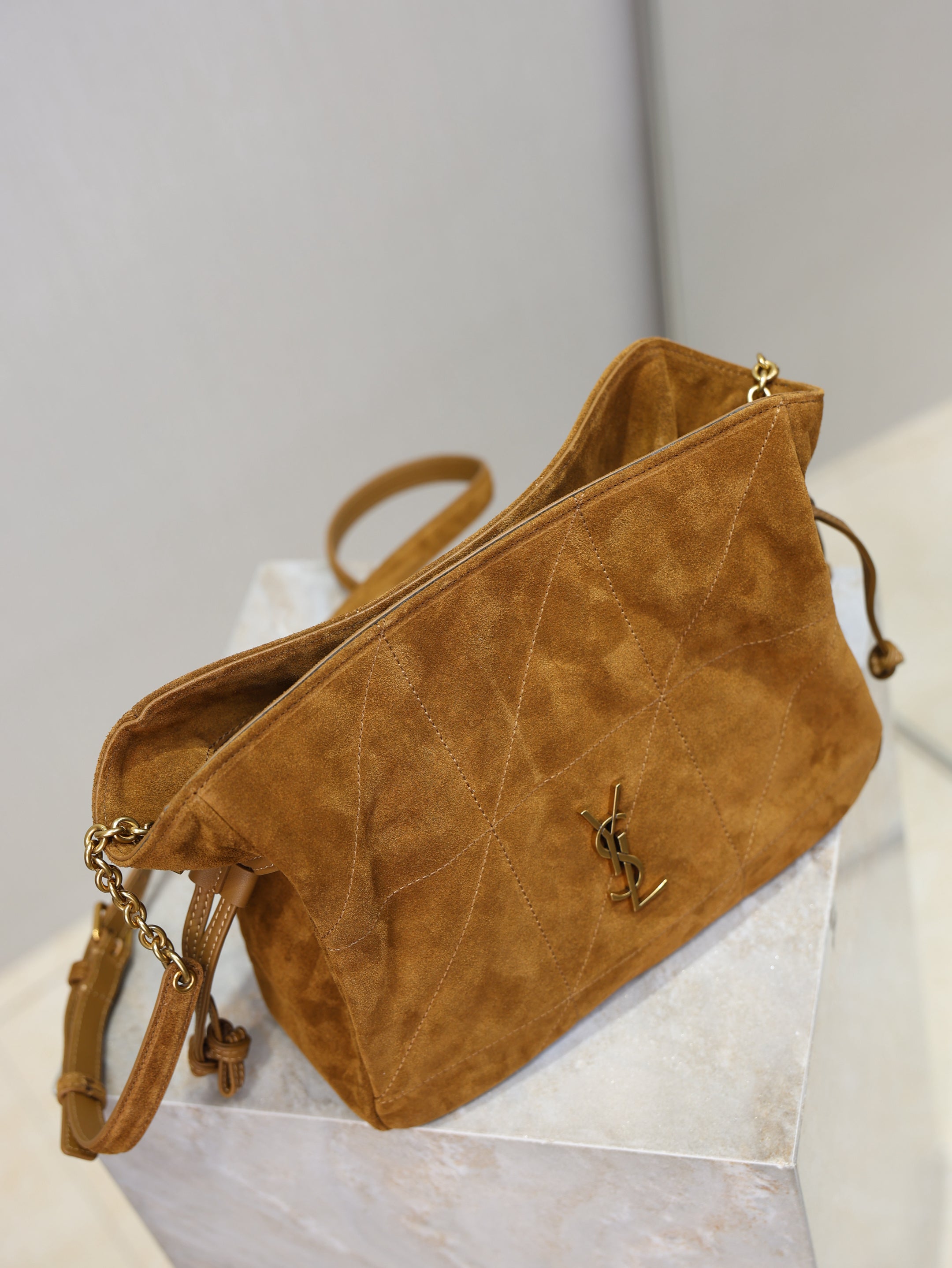 JAMIE MEDIUM POCHON 26 IN BROWN SUEDE GOLD HARDWARE