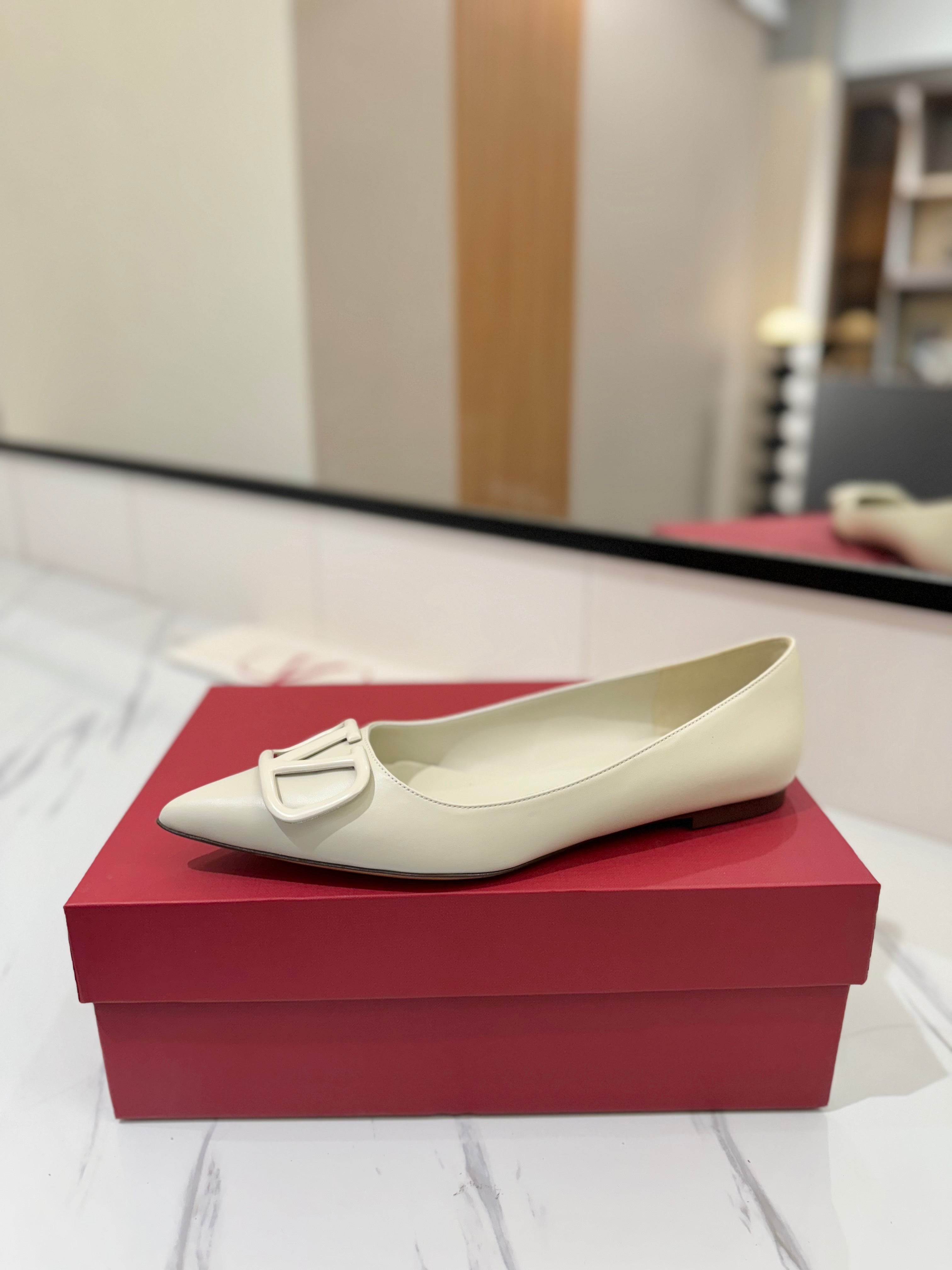 VALENTINO 26S BALLET FLATS IN CREAM WHITE SMOOTH CALFSKIN