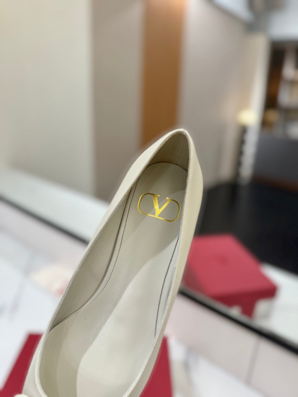 VALENTINO 26S BALLET FLATS IN CREAM WHITE SMOOTH CALFSKIN
