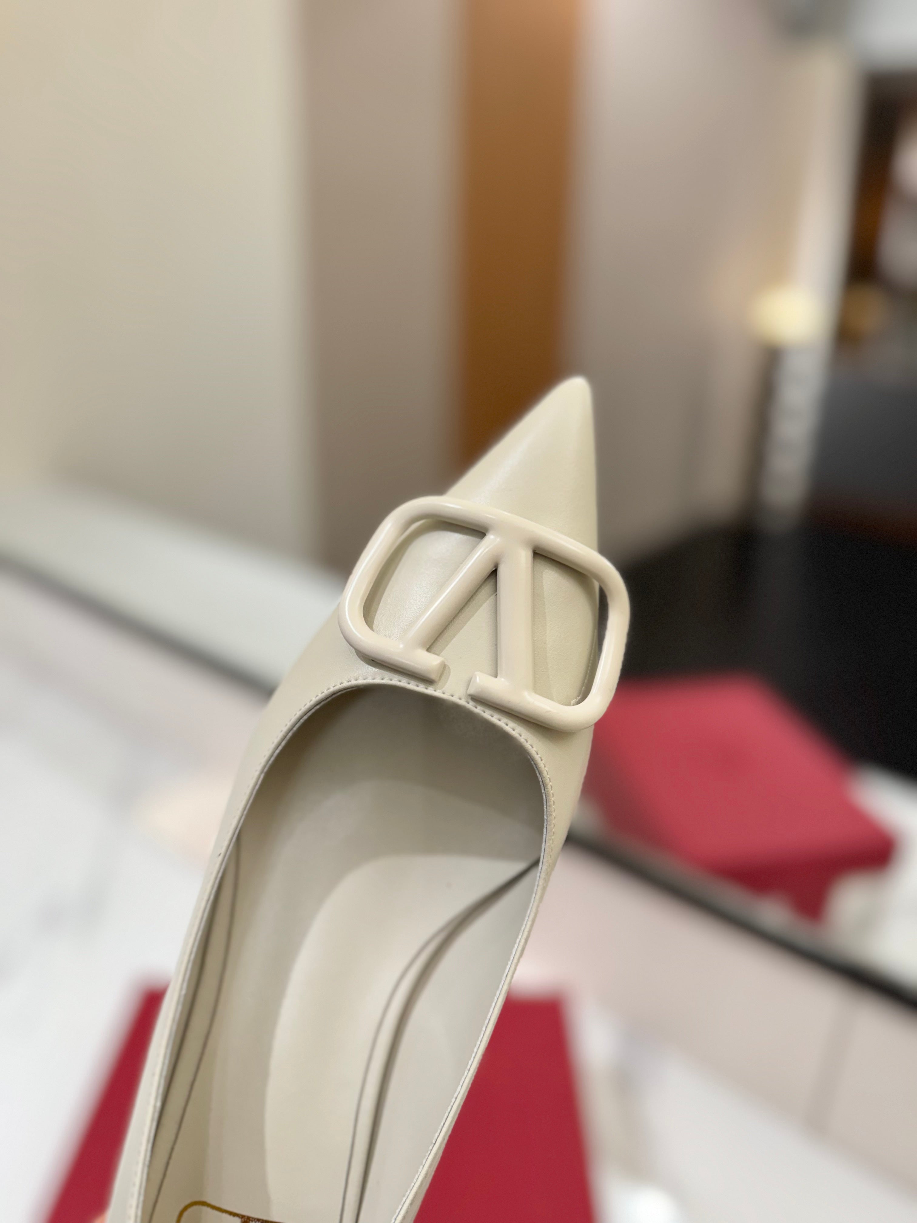 VALENTINO 26S BALLET FLATS IN CREAM WHITE SMOOTH CALFSKIN
