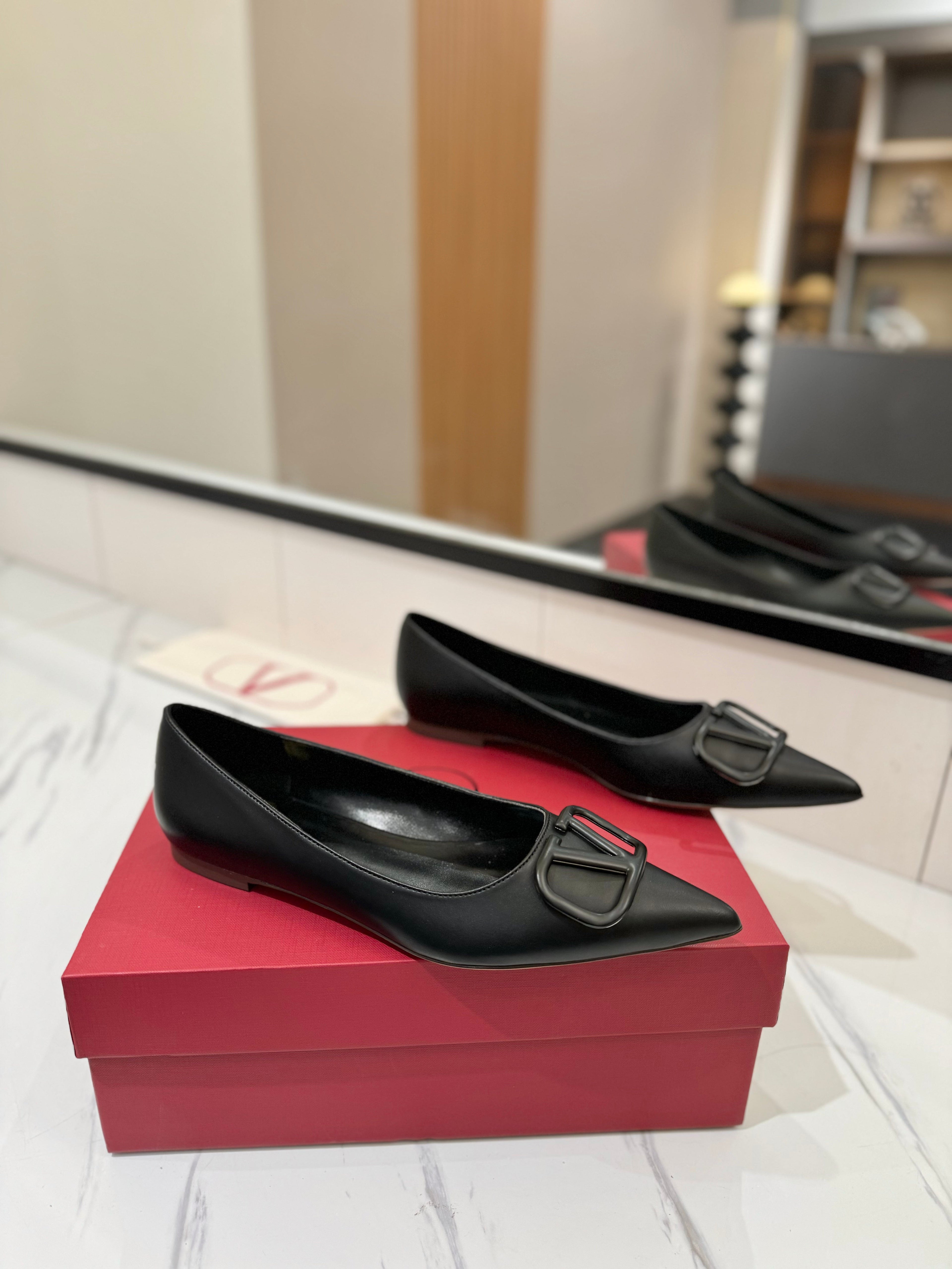 VALENTINO 26S BALLET FLATS IN BLACK SMOOTH CALFSKIN