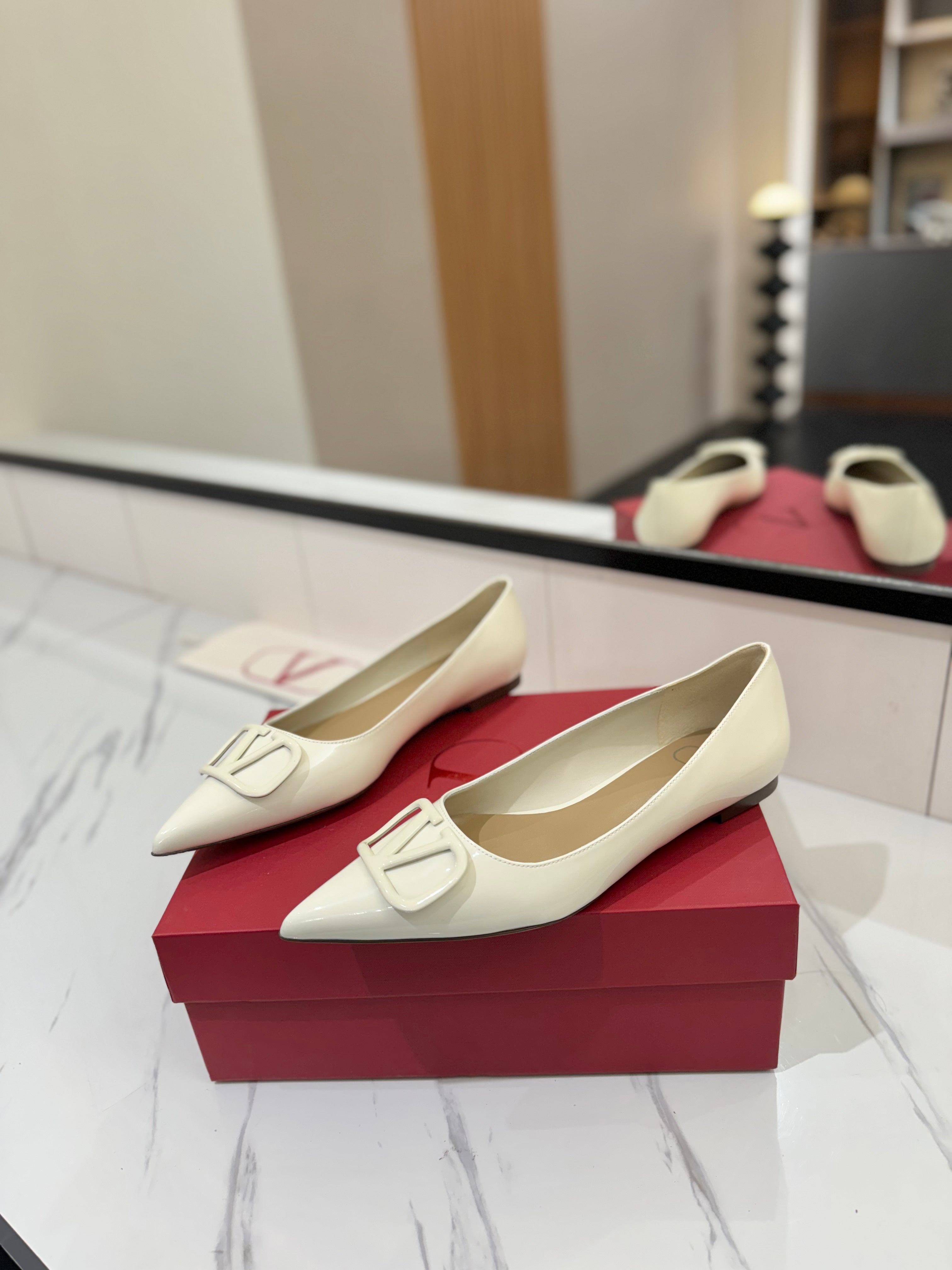 VALENTINO 26S BALLET FLATS IN WHITE PATENT CALFSKIN