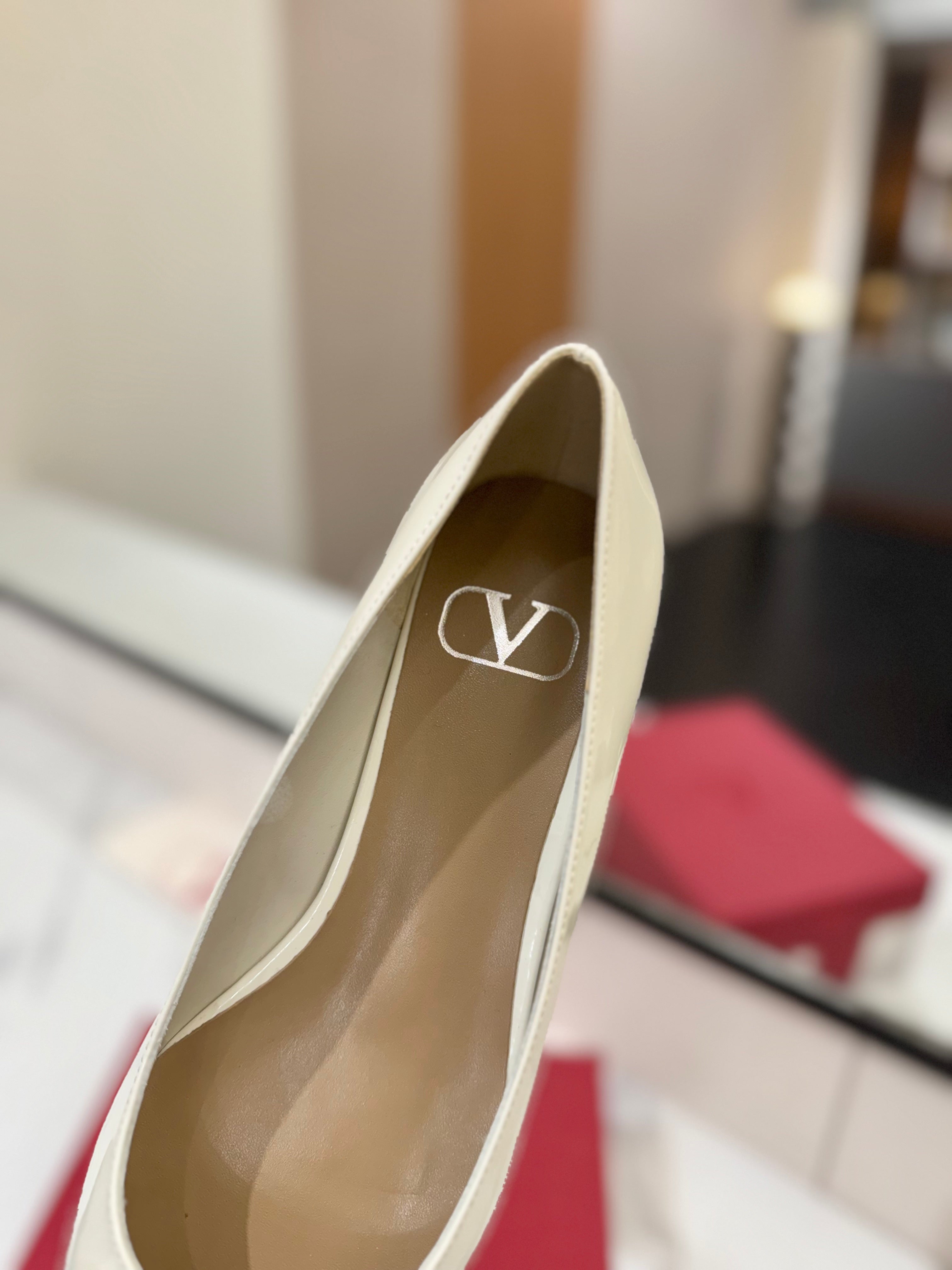 VALENTINO 26S BALLET FLATS IN WHITE PATENT CALFSKIN