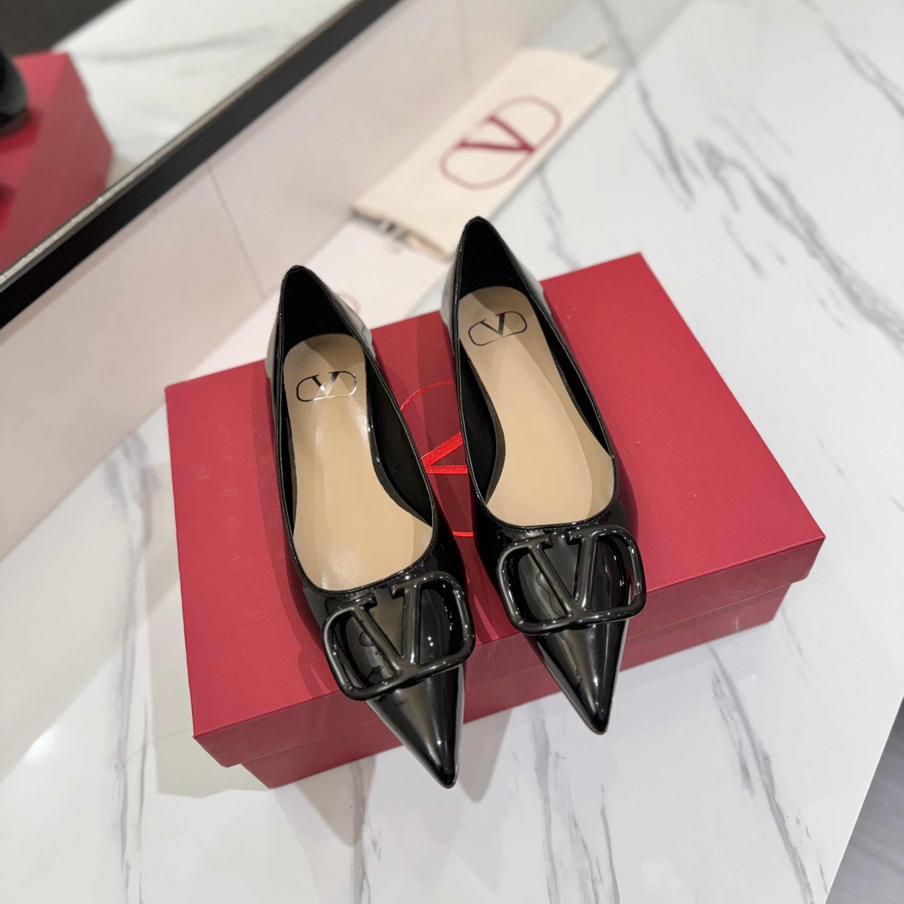 VALENTINO 26S BALLET FLATS IN BLACK PATENT CALFSKIN
