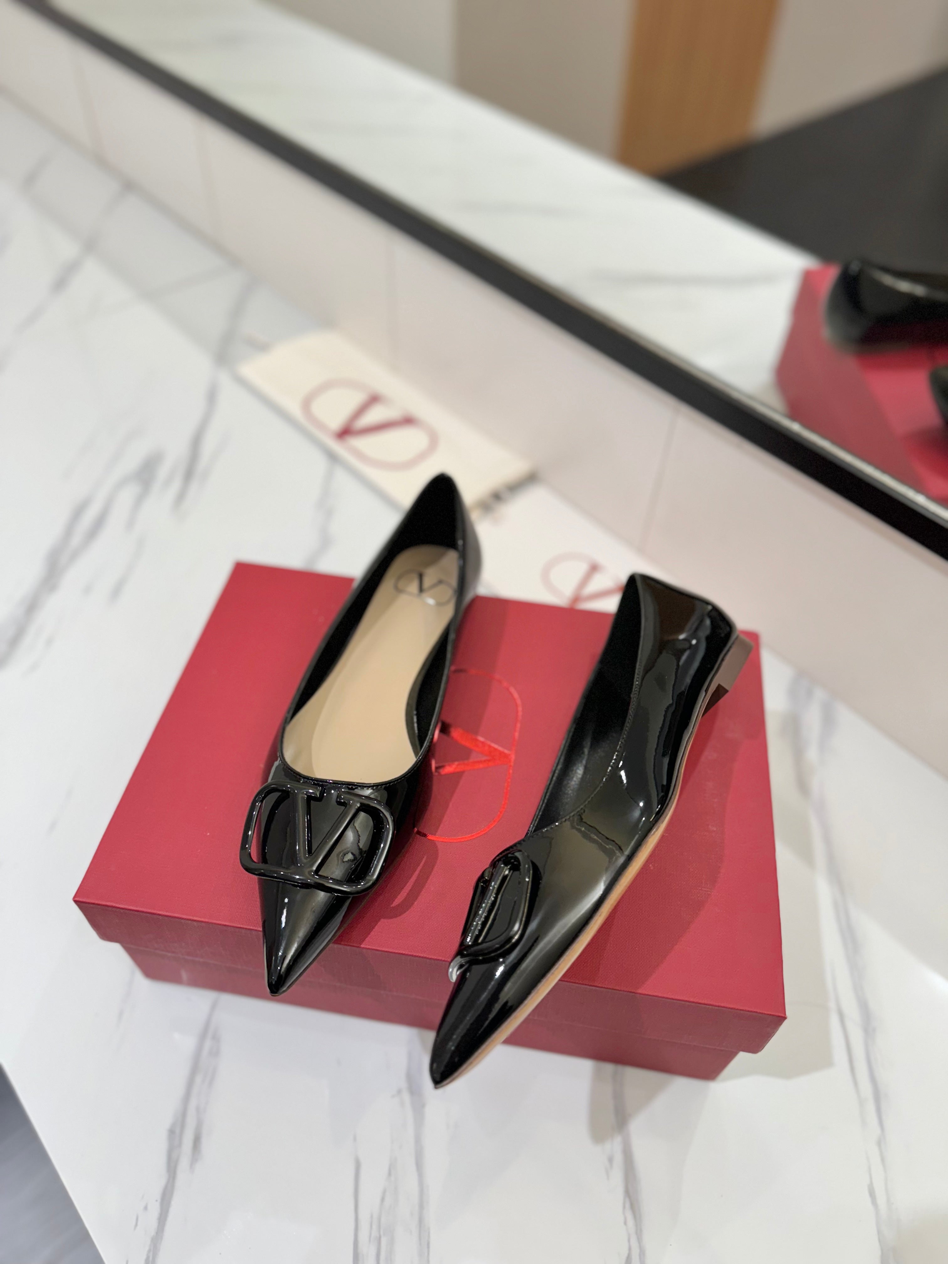 VALENTINO 26S BALLET FLATS IN BLACK PATENT CALFSKIN