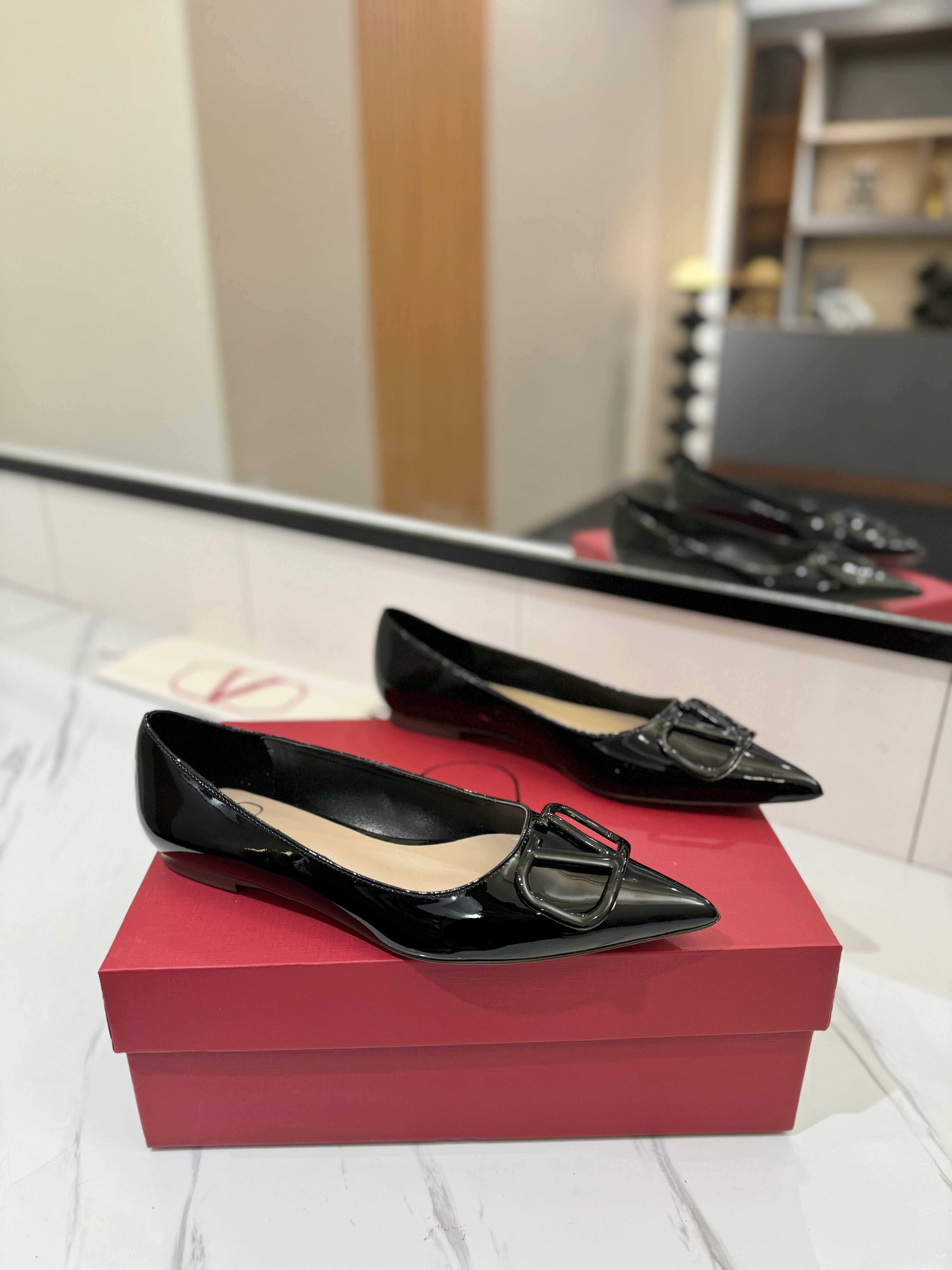 VALENTINO 26S BALLET FLATS IN BLACK PATENT CALFSKIN