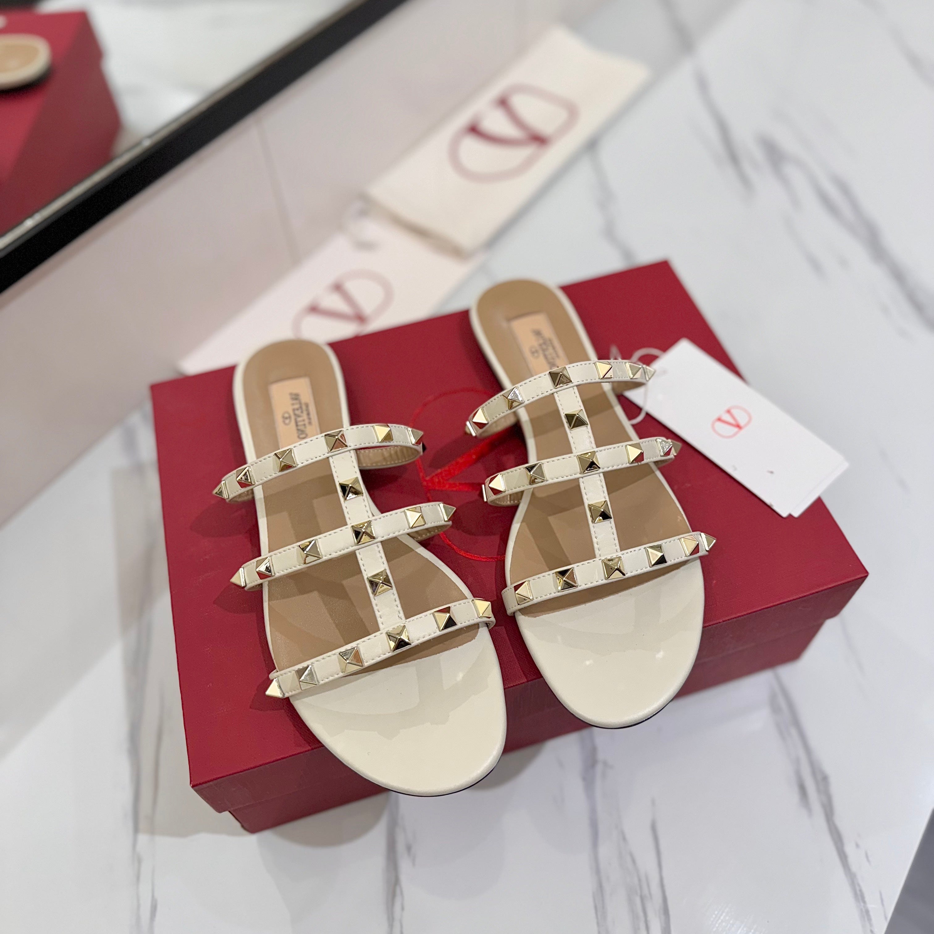 VALENTINO 26S SANDALS IN CREAM WHITE CALFSKIN WITH GOLD STUDS