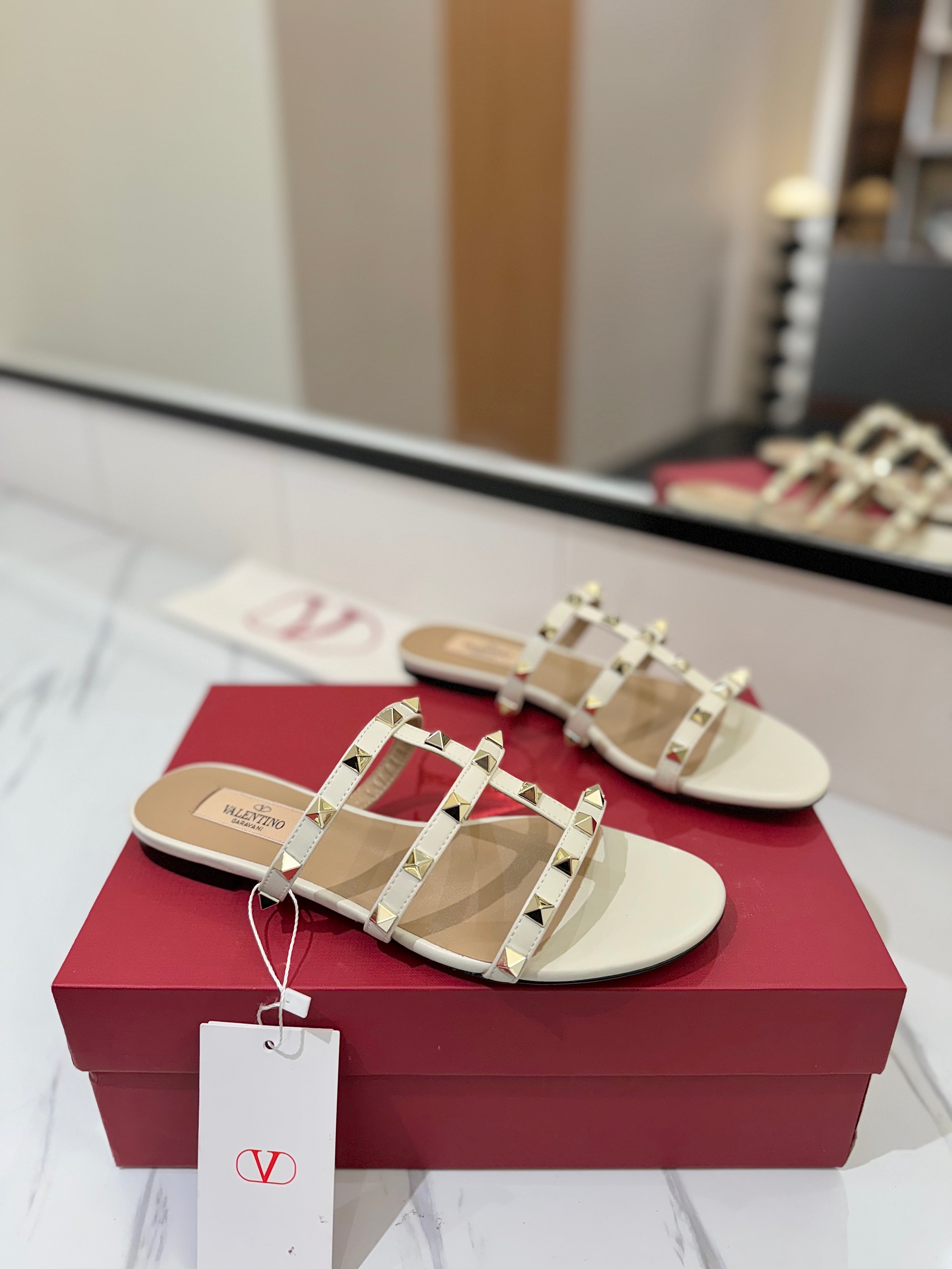 VALENTINO 26S SANDALS IN CREAM WHITE CALFSKIN WITH GOLD STUDS