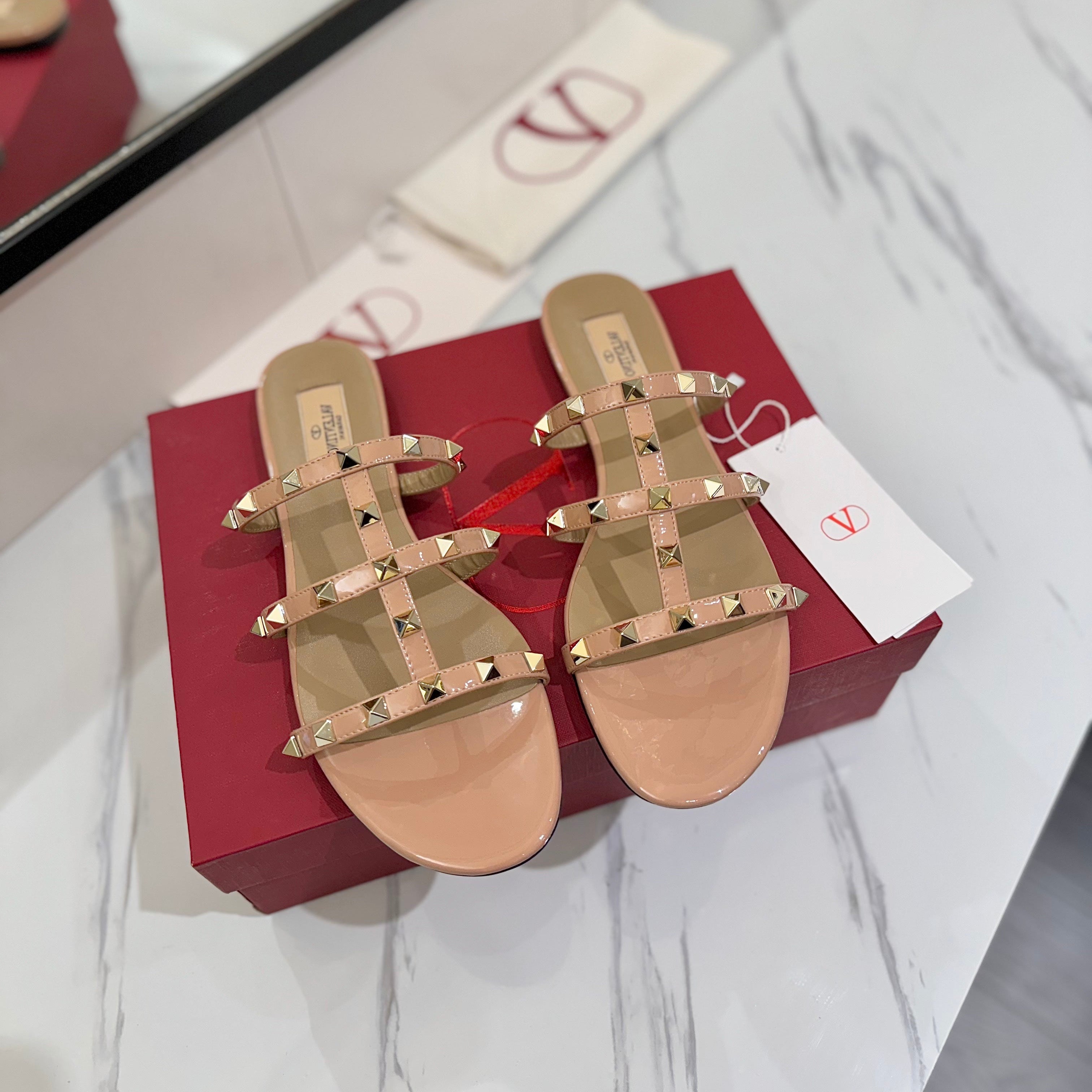 VALENTINO 26S SANDALS IN BEIGE PINK PATENT CALFSKIN WITH GOLD STUDS