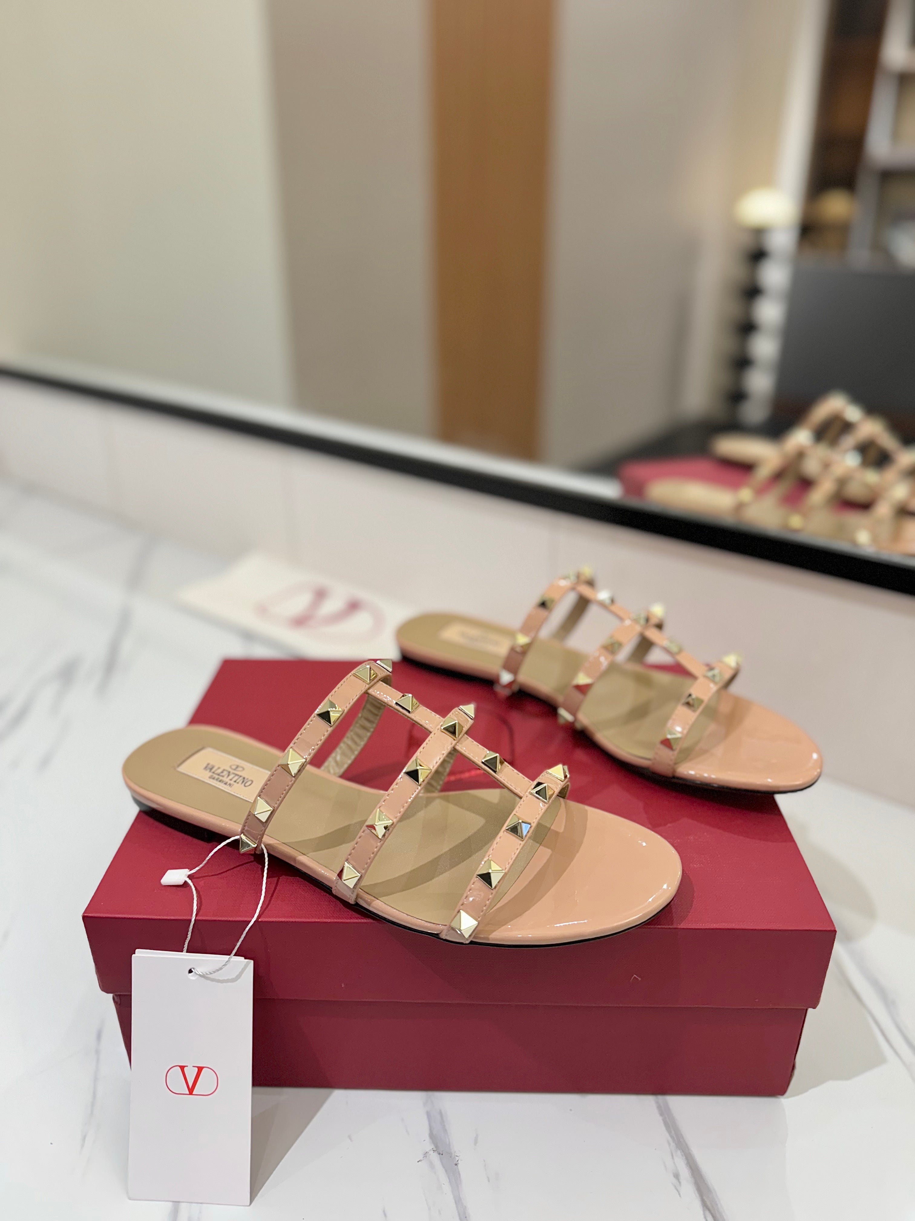 VALENTINO 26S SANDALS IN BEIGE PINK PATENT CALFSKIN WITH GOLD STUDS