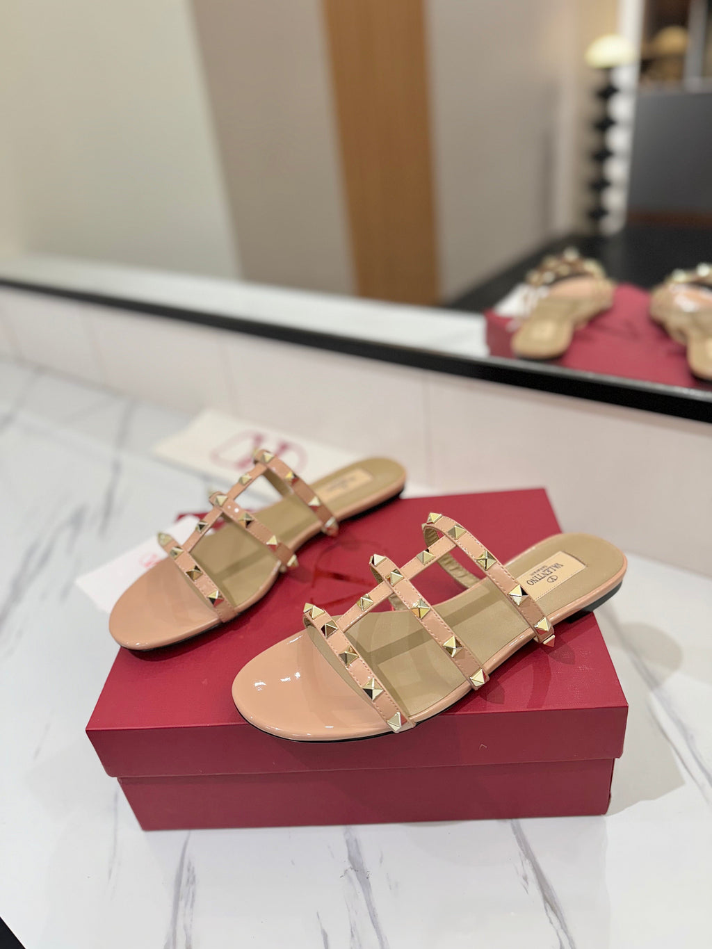 VALENTINO 26S SANDALS IN BEIGE PINK PATENT CALFSKIN WITH GOLD STUDS