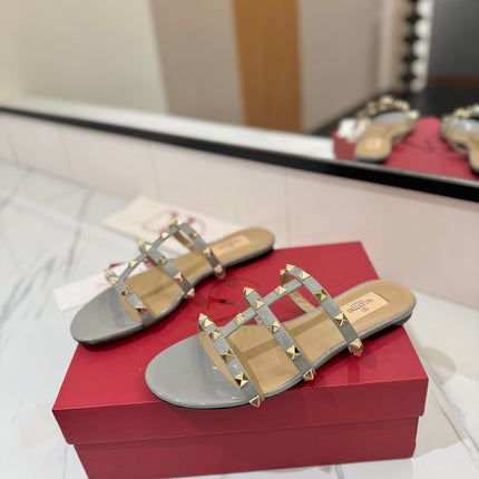VALENTINO 26S SANDALS IN LIGHT GREY PATENT CALFSKIN WITH GOLD STUDS
