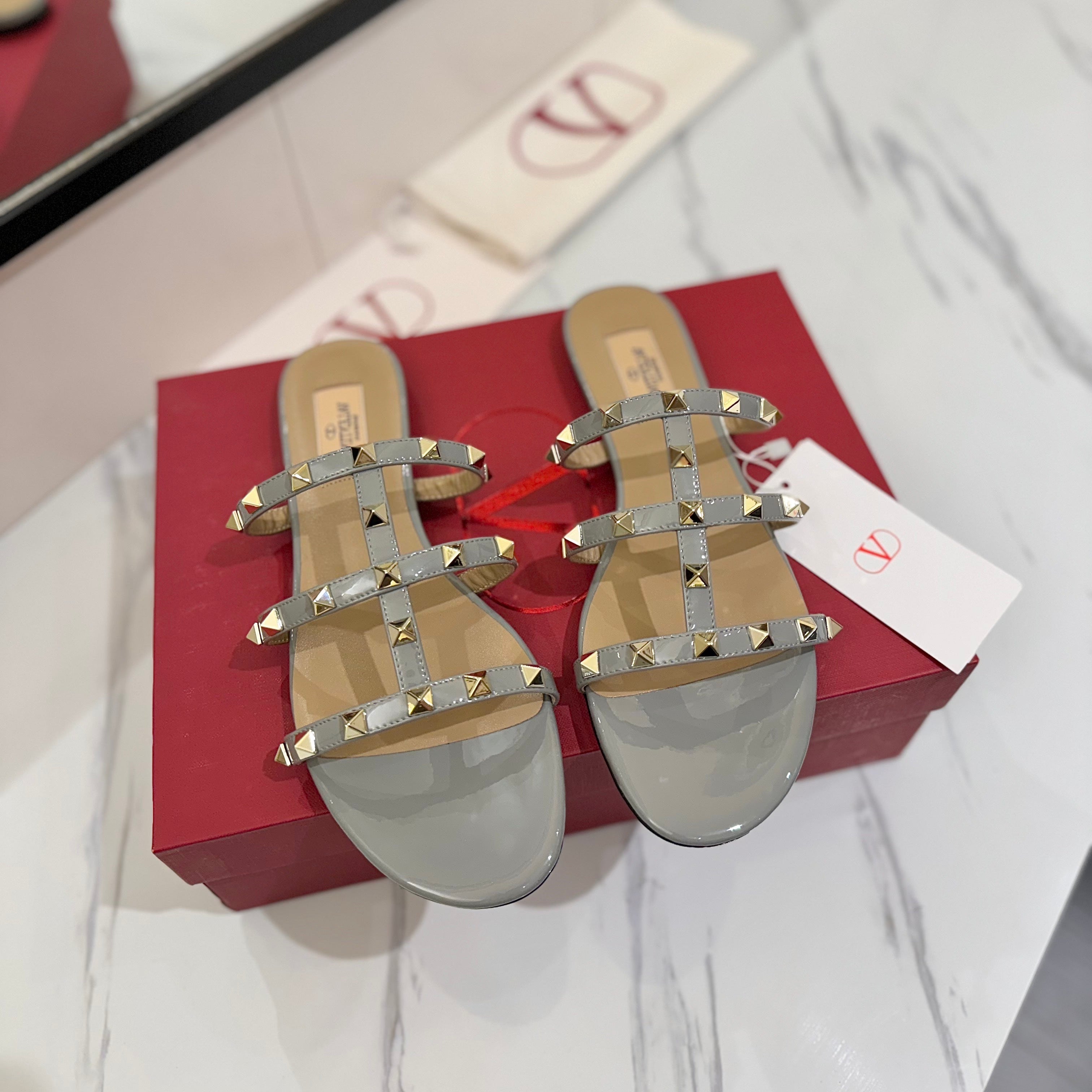 VALENTINO 26S SANDALS IN LIGHT GREY PATENT CALFSKIN WITH GOLD STUDS