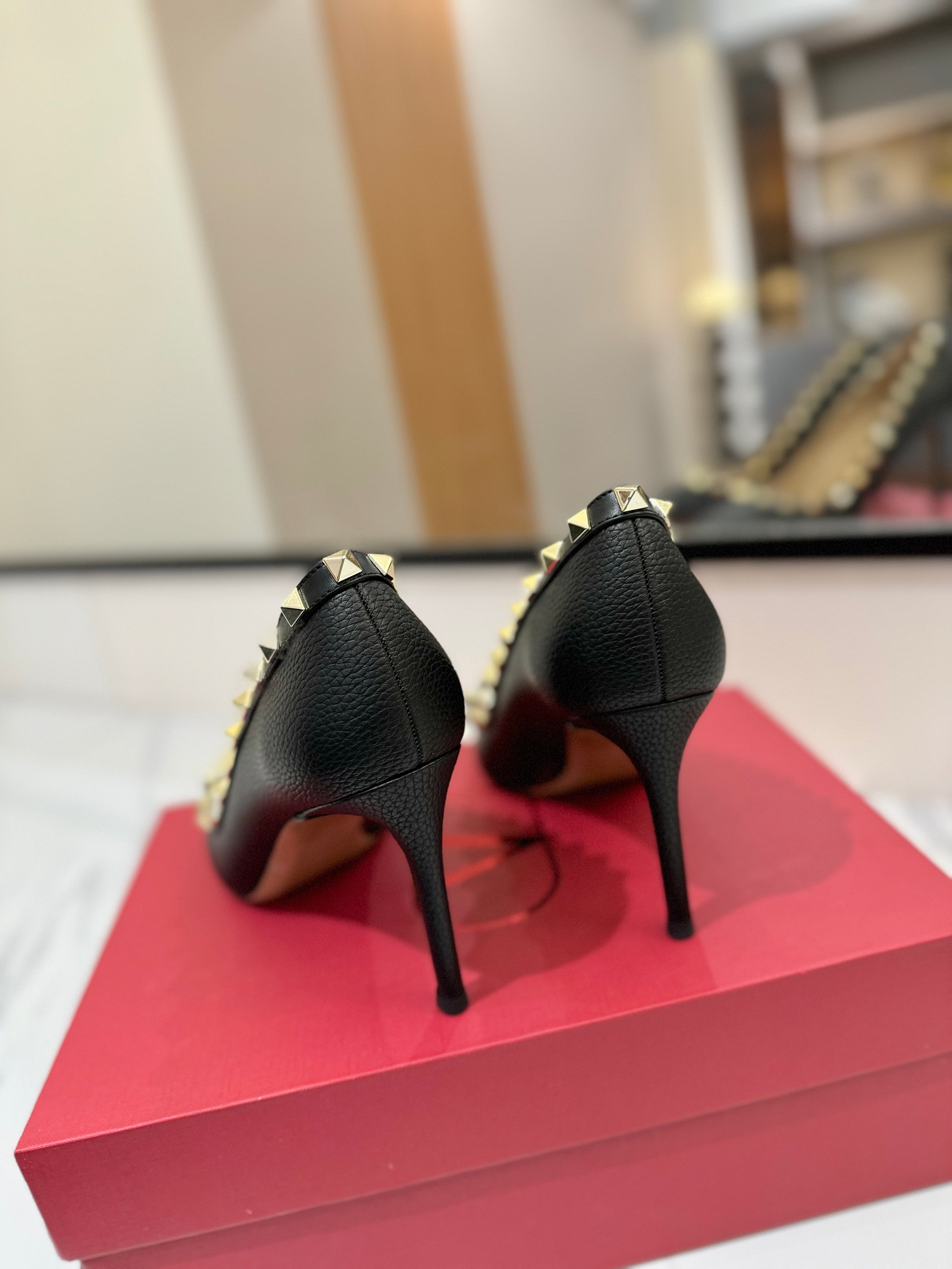 VALENTINO 26S STUDDED HIGH HEELS 90 MM IN BLACK CALFSKIN