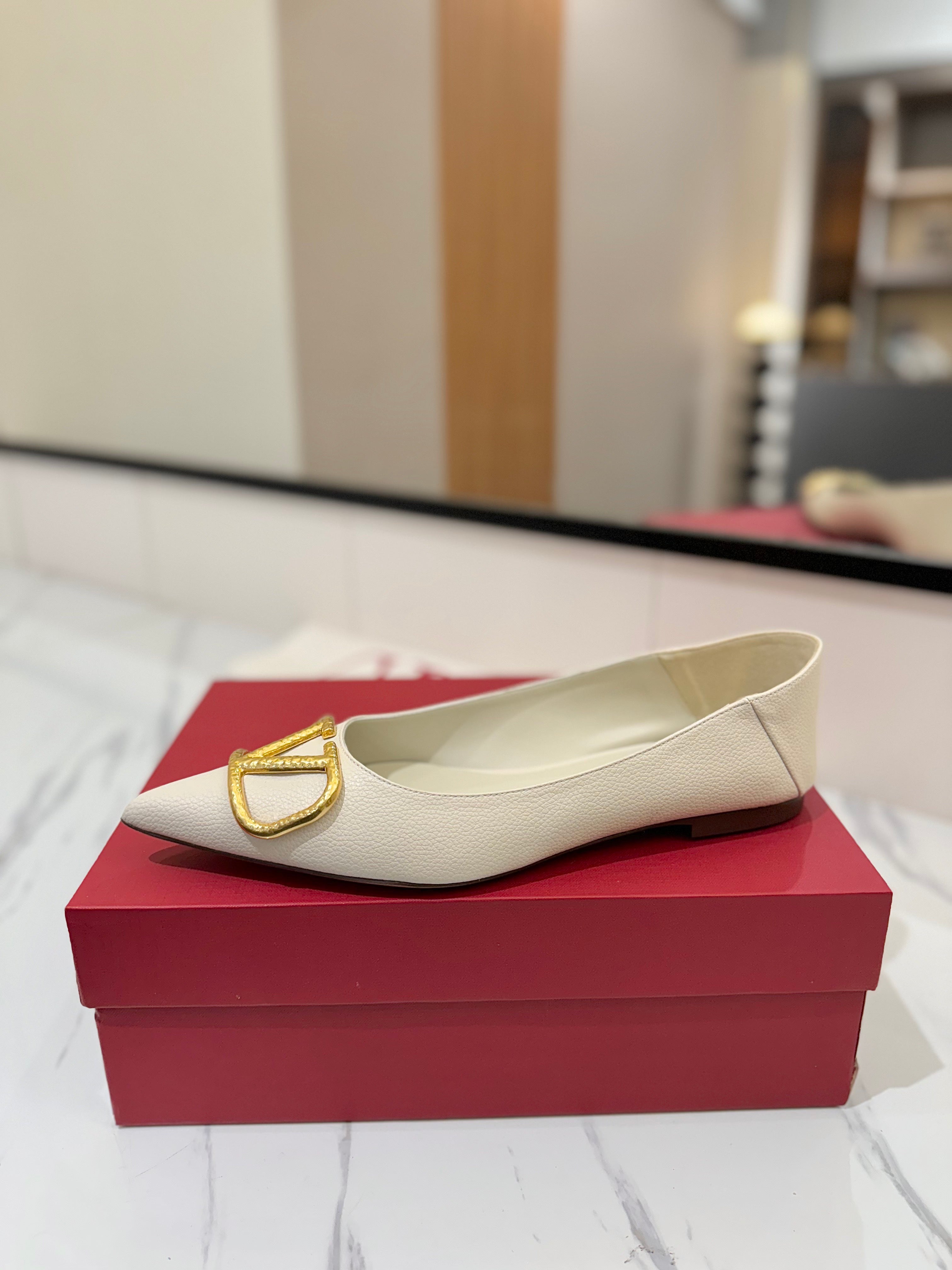 VALENTINO 26S BALLET FLATS IN WHITE GRAINED CALFSKIN WITH GOLD HARDWARE