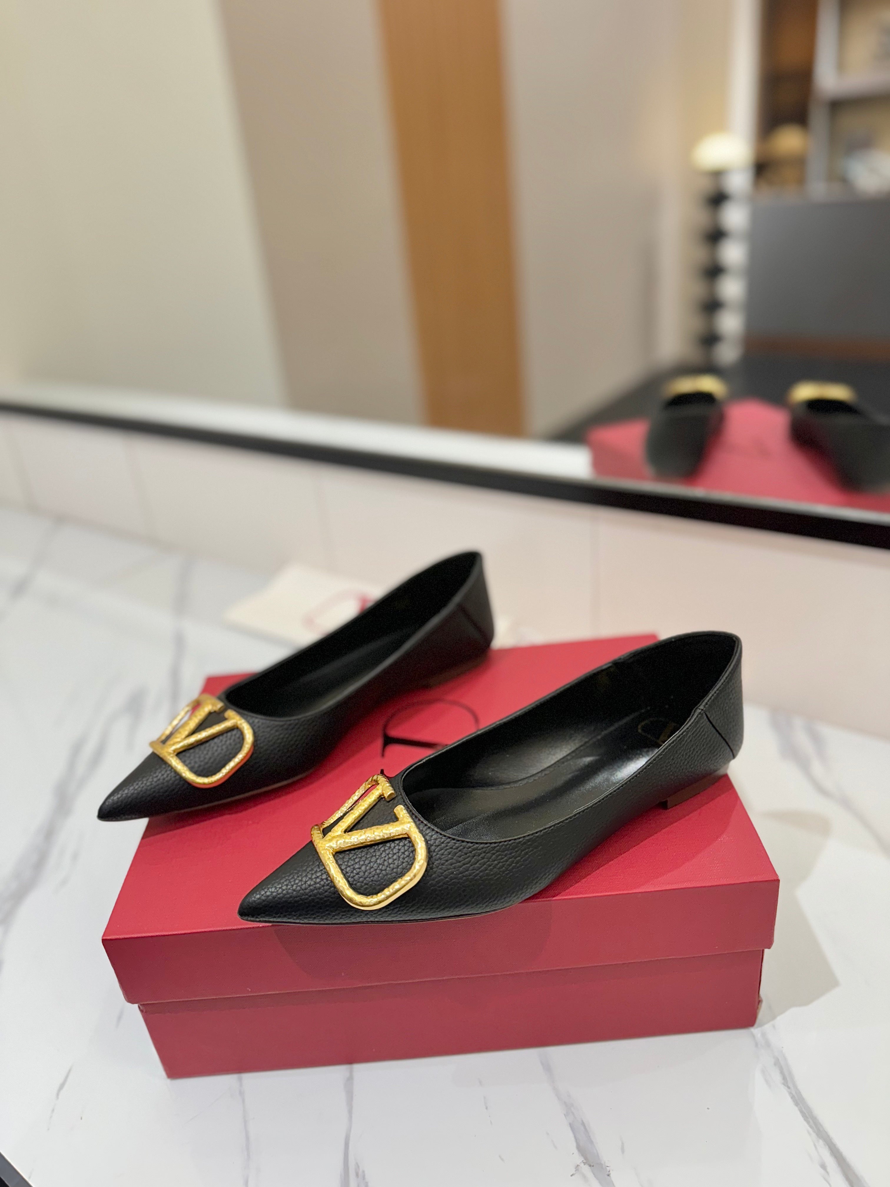 VALENTINO 26S BALLET FLATS IN BLACK GRAINED CALFSKIN WITH GOLD HARDWARE