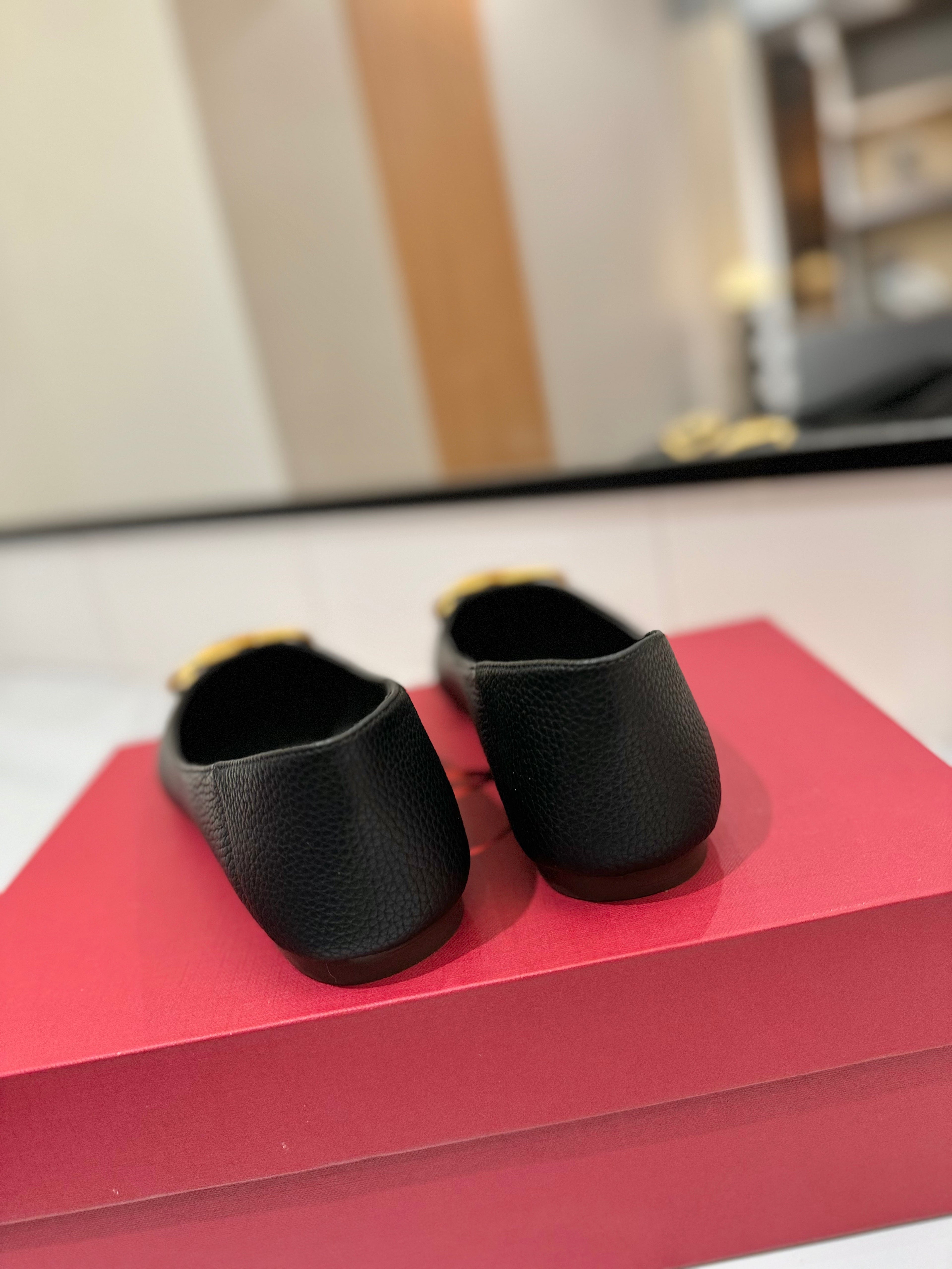 VALENTINO 26S BALLET FLATS IN BLACK GRAINED CALFSKIN WITH GOLD HARDWARE