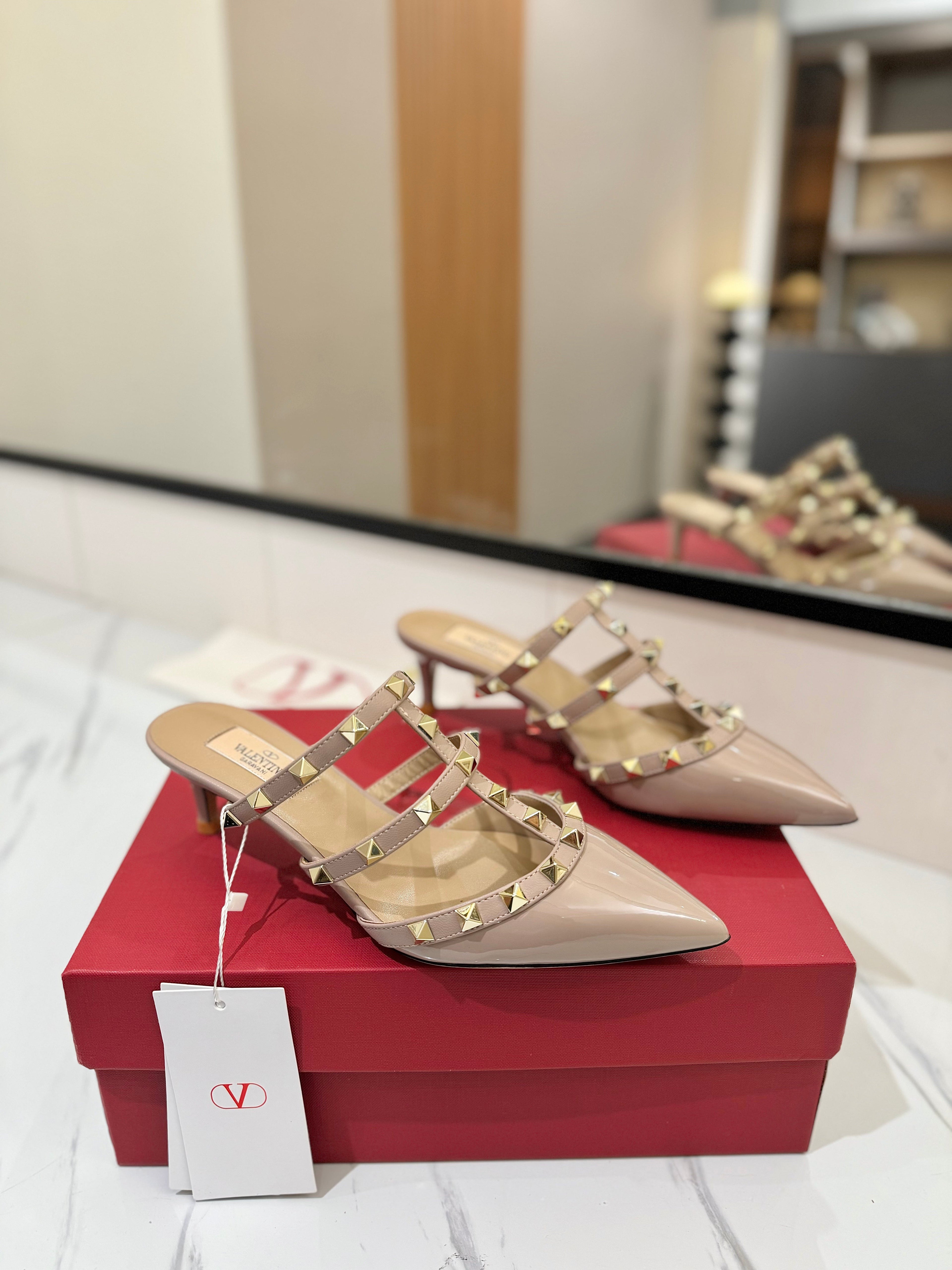VALENTINO 26S STUDDED HEELED MULES 50 MM IN NUDE PATENT CALFSKIN