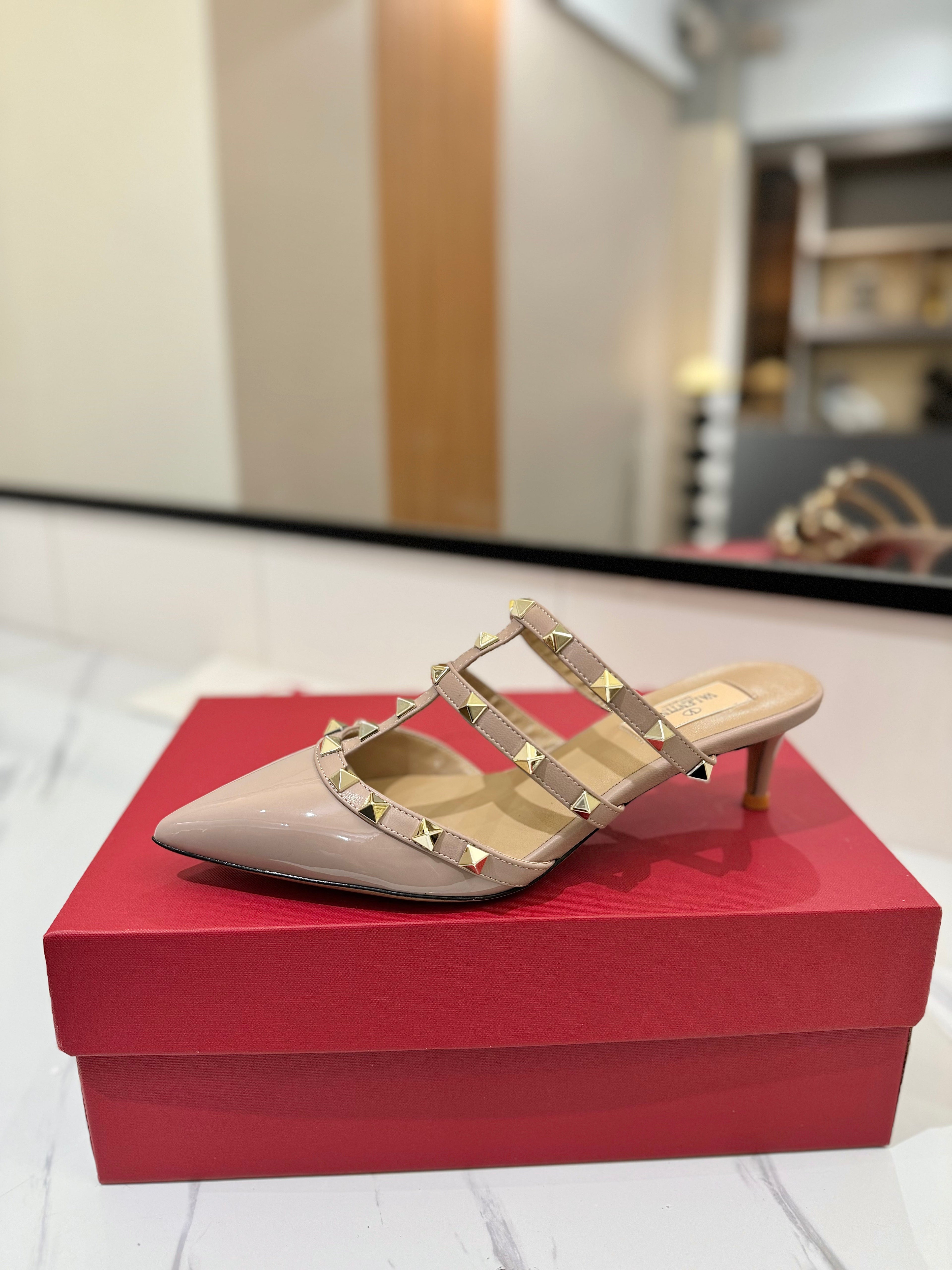 VALENTINO 26S STUDDED HEELED MULES 50 MM IN NUDE PATENT CALFSKIN