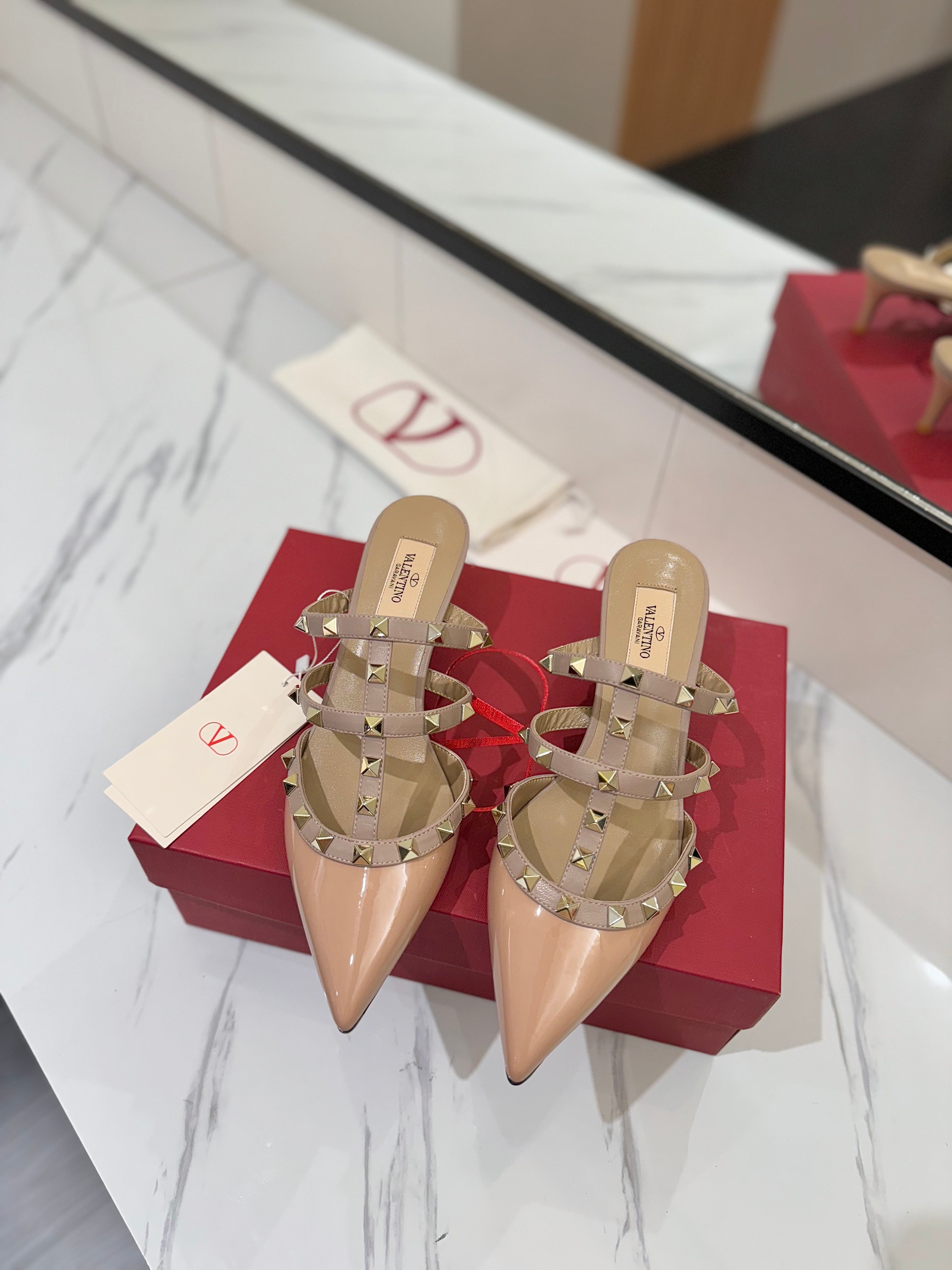 VALENTINO 26S STUDDED HEELED MULES 50 MM IN BEIGE PINK PATENT CALFSKIN