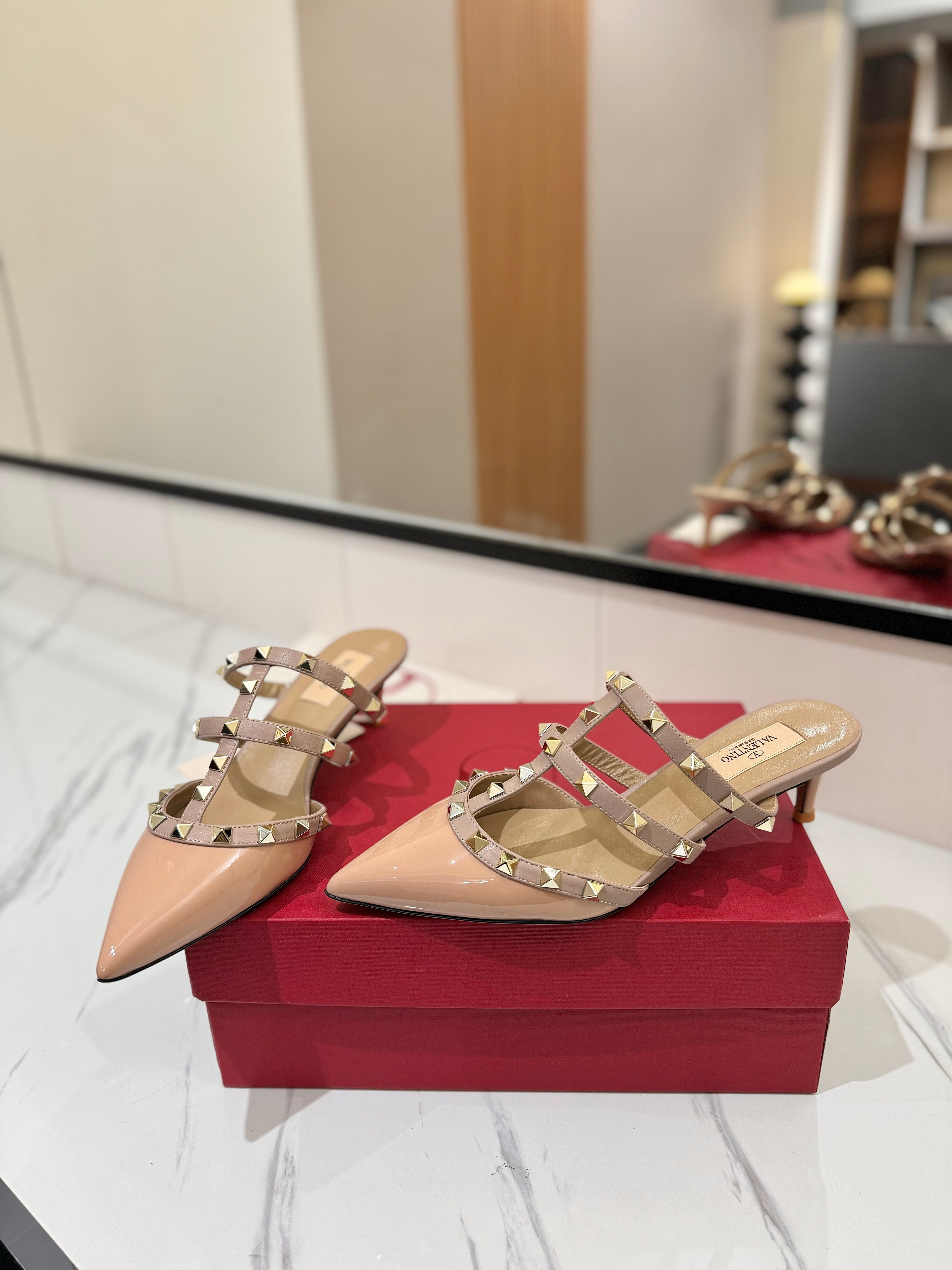 VALENTINO 26S STUDDED HEELED MULES 50 MM IN BEIGE PINK PATENT CALFSKIN