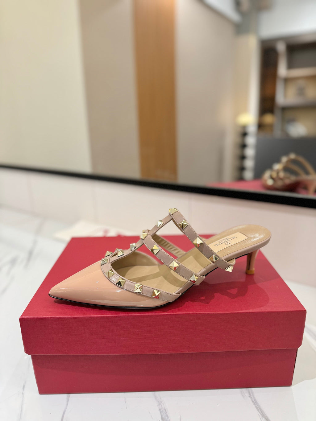 VALENTINO 26S STUDDED HEELED MULES 50 MM IN BEIGE PINK PATENT CALFSKIN