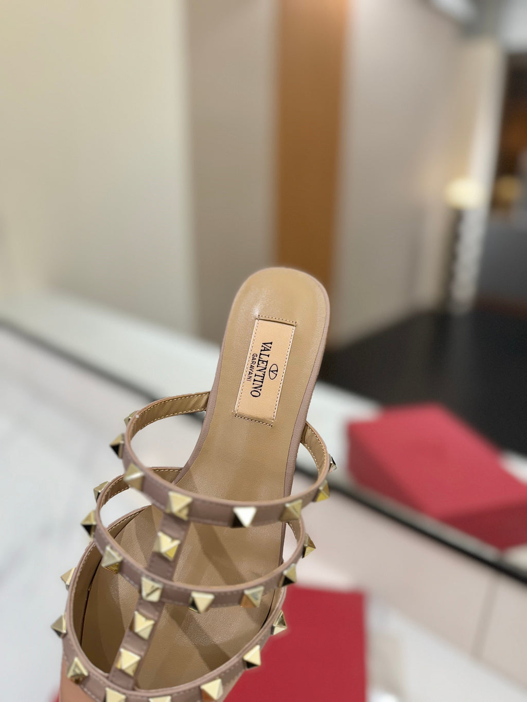 VALENTINO 26S STUDDED FLAT MULES IN BEIGE PINK PATENT CALFSKIN