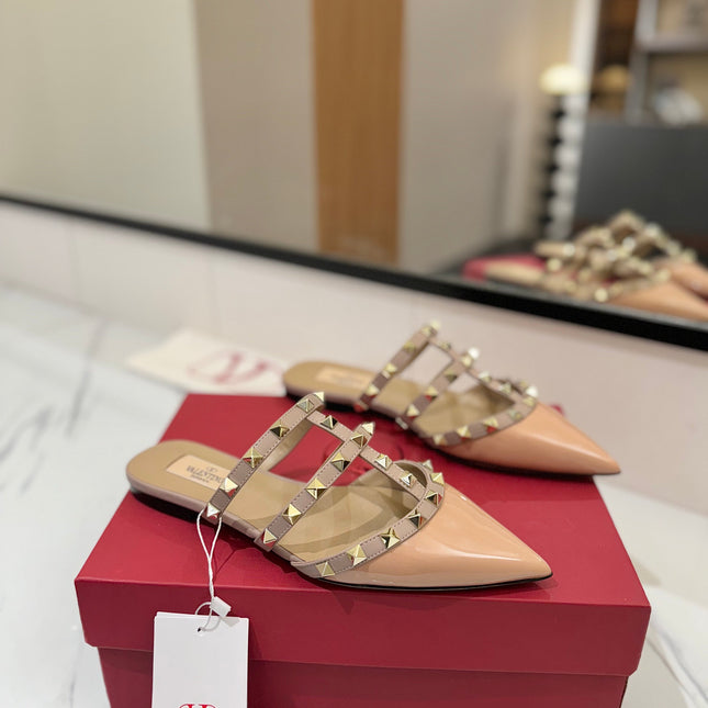 VALENTINO 26S STUDDED FLAT MULES IN BEIGE PINK PATENT CALFSKIN