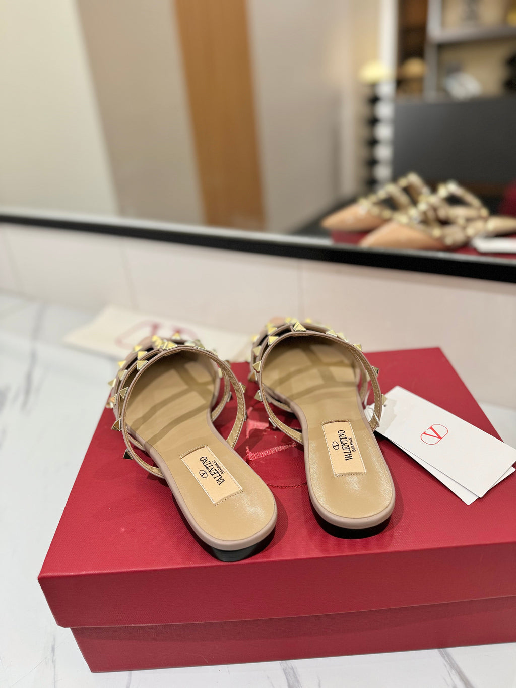 VALENTINO 26S STUDDED FLAT MULES IN BEIGE PINK PATENT CALFSKIN