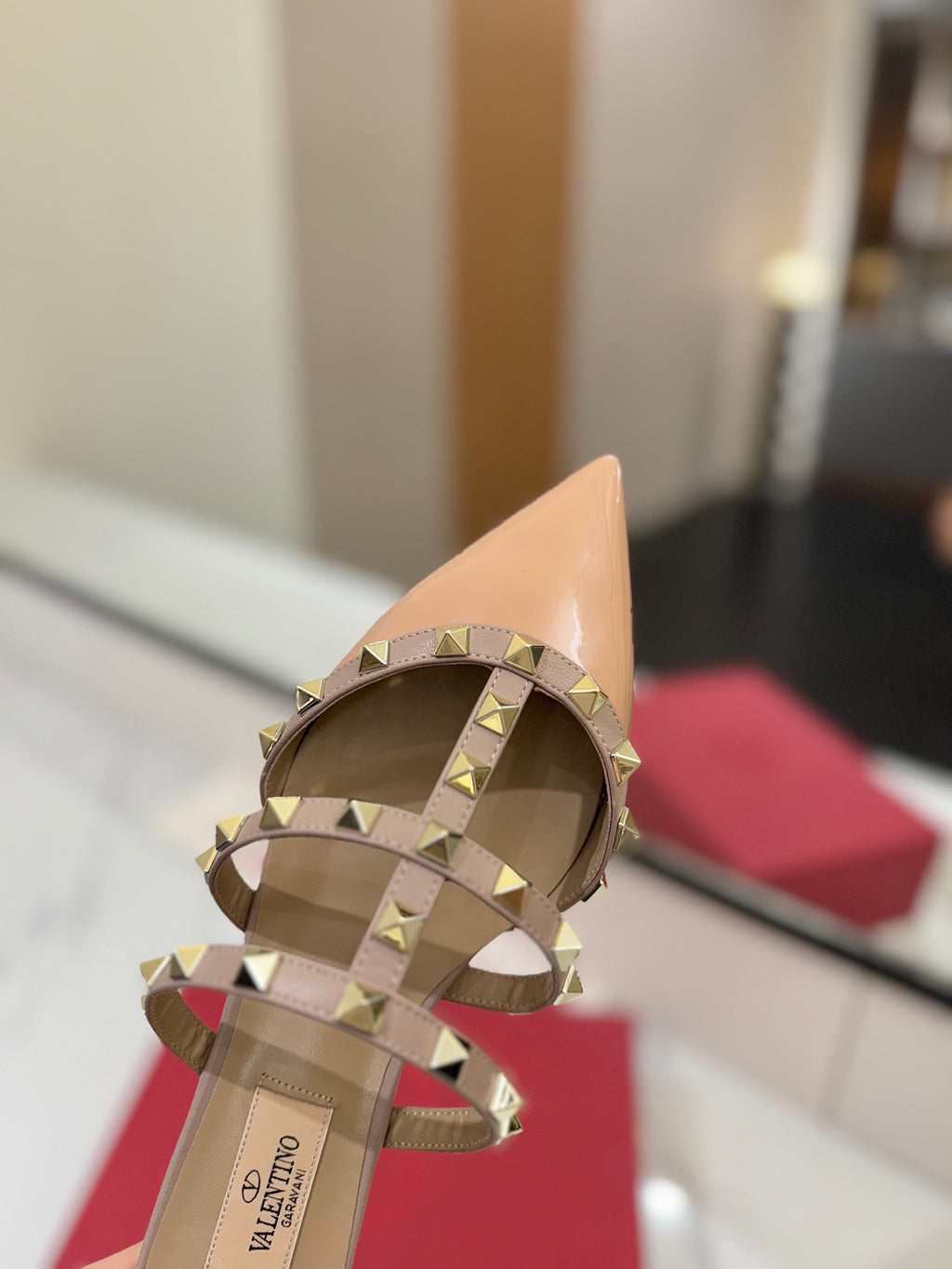 VALENTINO 26S STUDDED FLAT MULES IN BEIGE PINK PATENT CALFSKIN