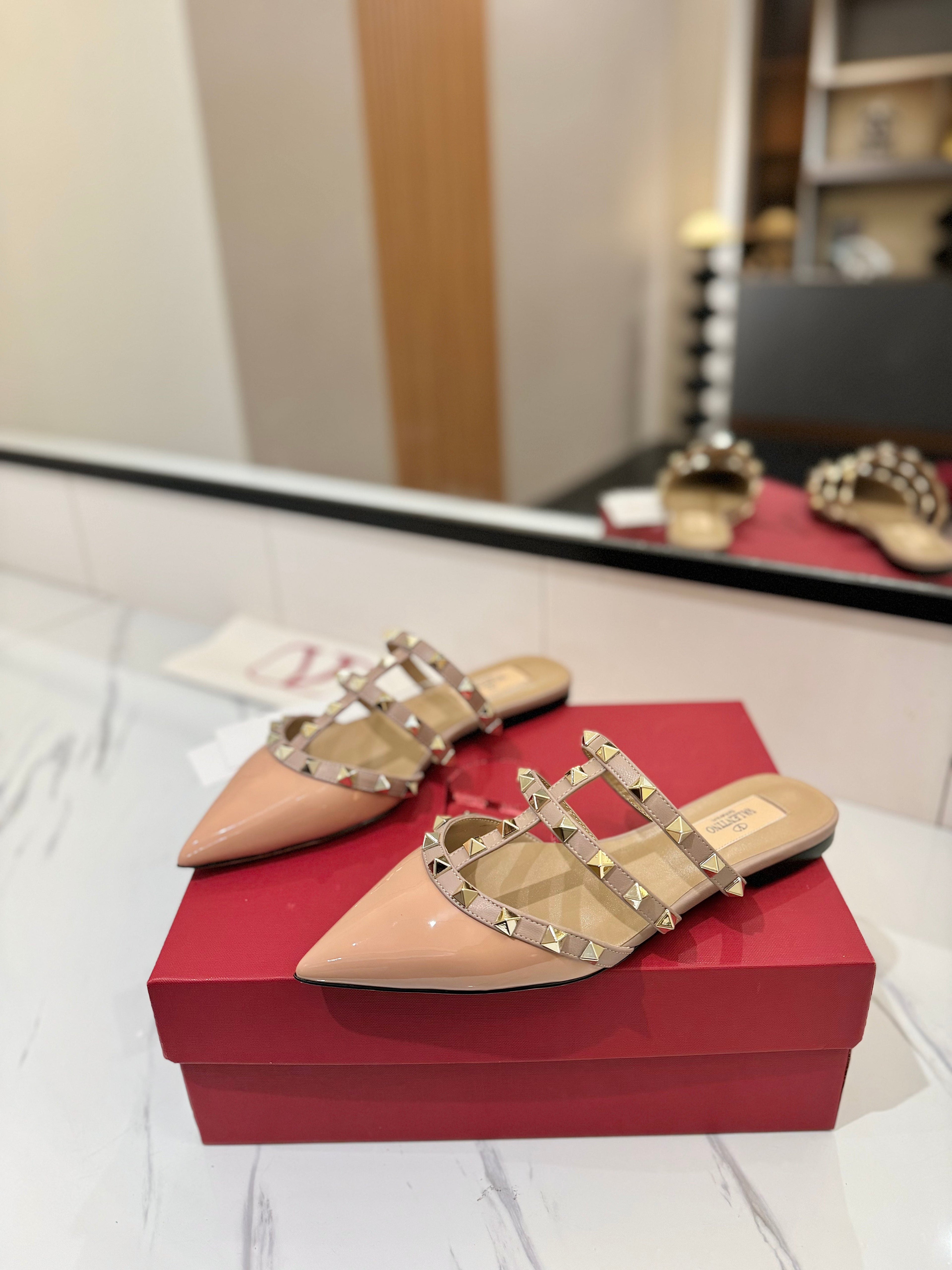 VALENTINO 26S STUDDED FLAT MULES IN BEIGE PINK PATENT CALFSKIN