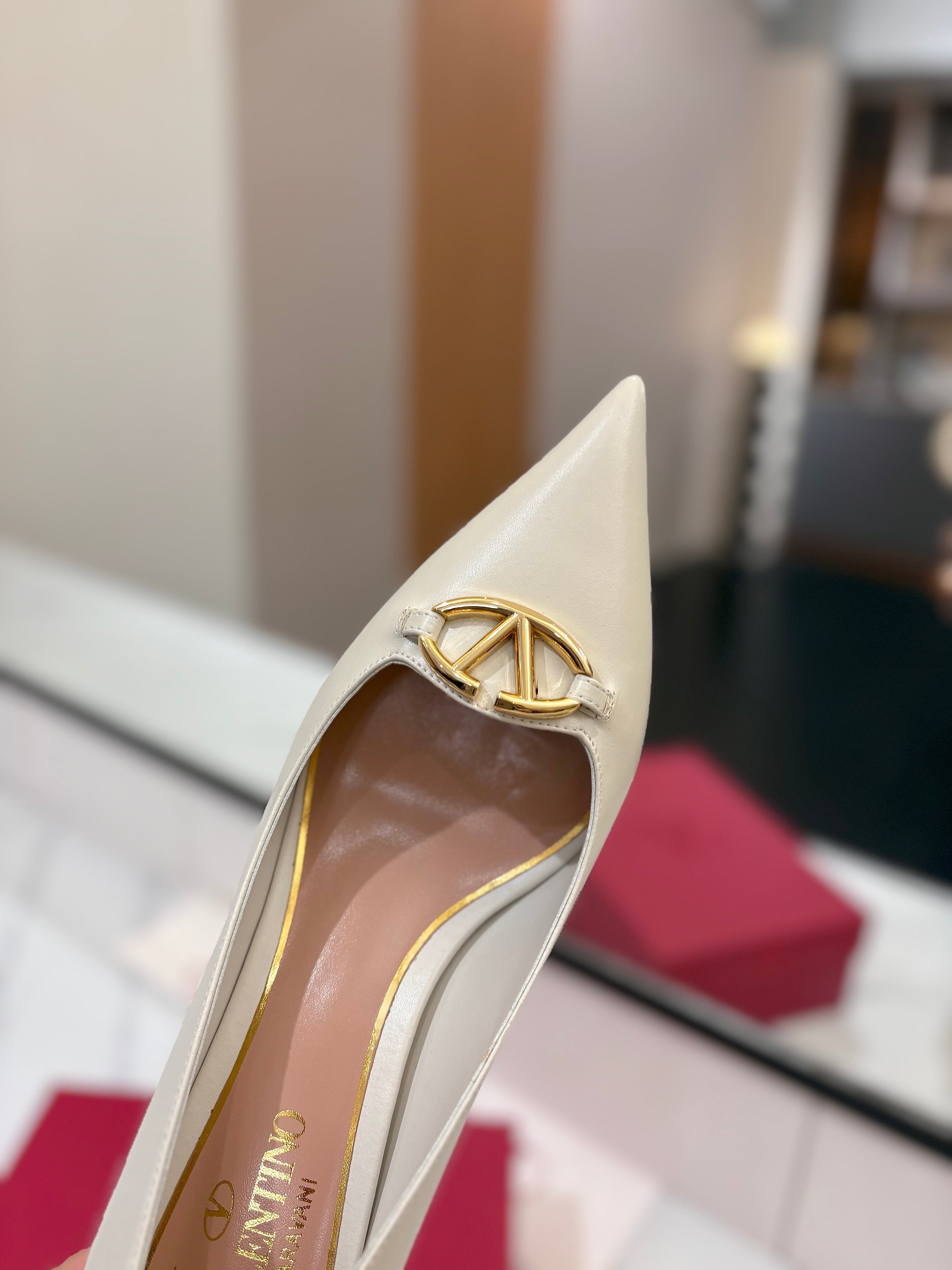 VALENTINO 26S POINTED-TOE PUMPS 65 MM IN WHITE SMOOTH CALFSKIN