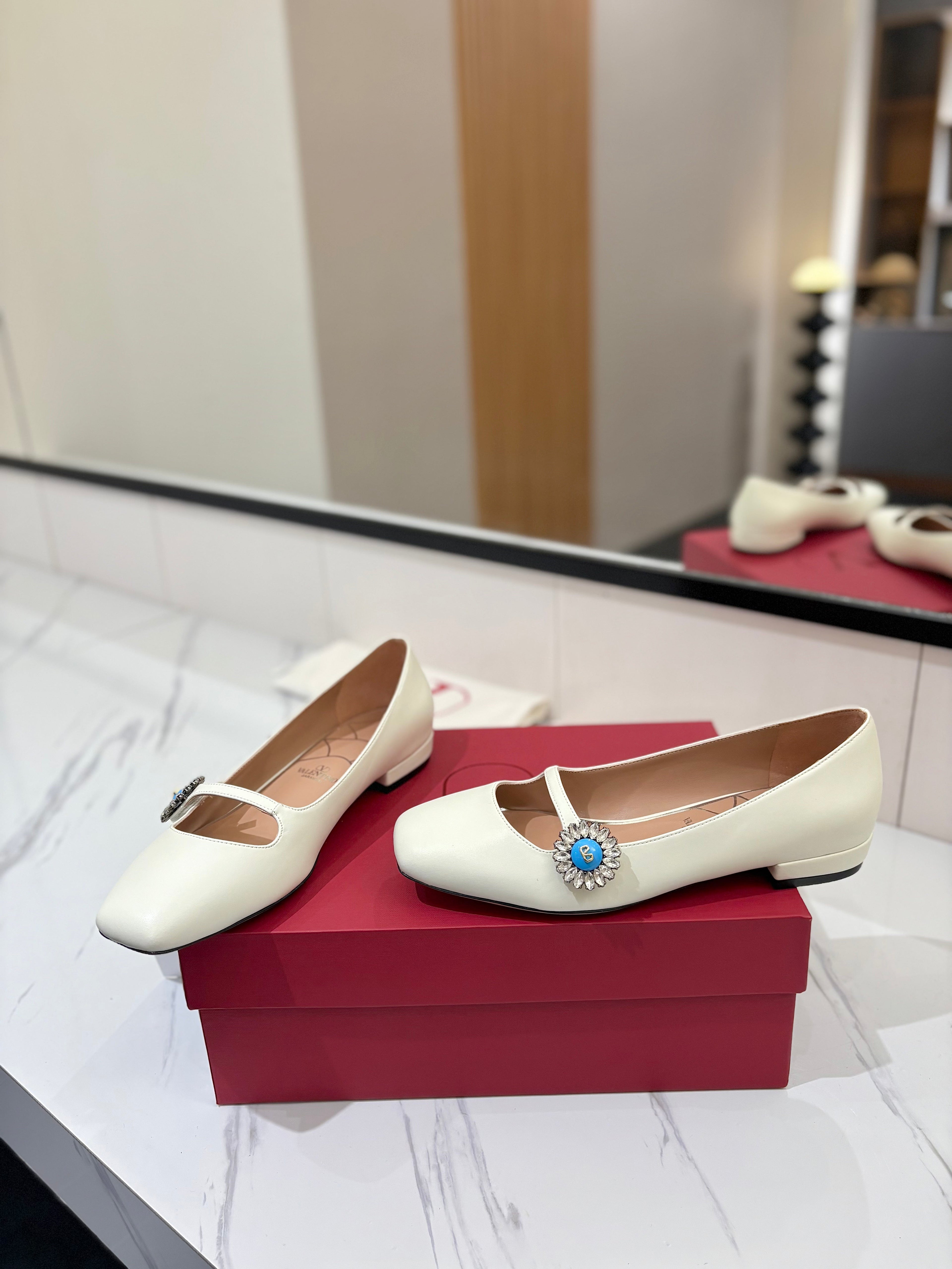 VALENTINO 26S MARY JANE FLATS IN WHITE CALFSKIN WITH CRYSTAL FLOWER