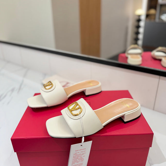 VALENTINO 26S SANDALS IN WHITE SMOOTH CALFSKIN WITH GOLD HARDWARE