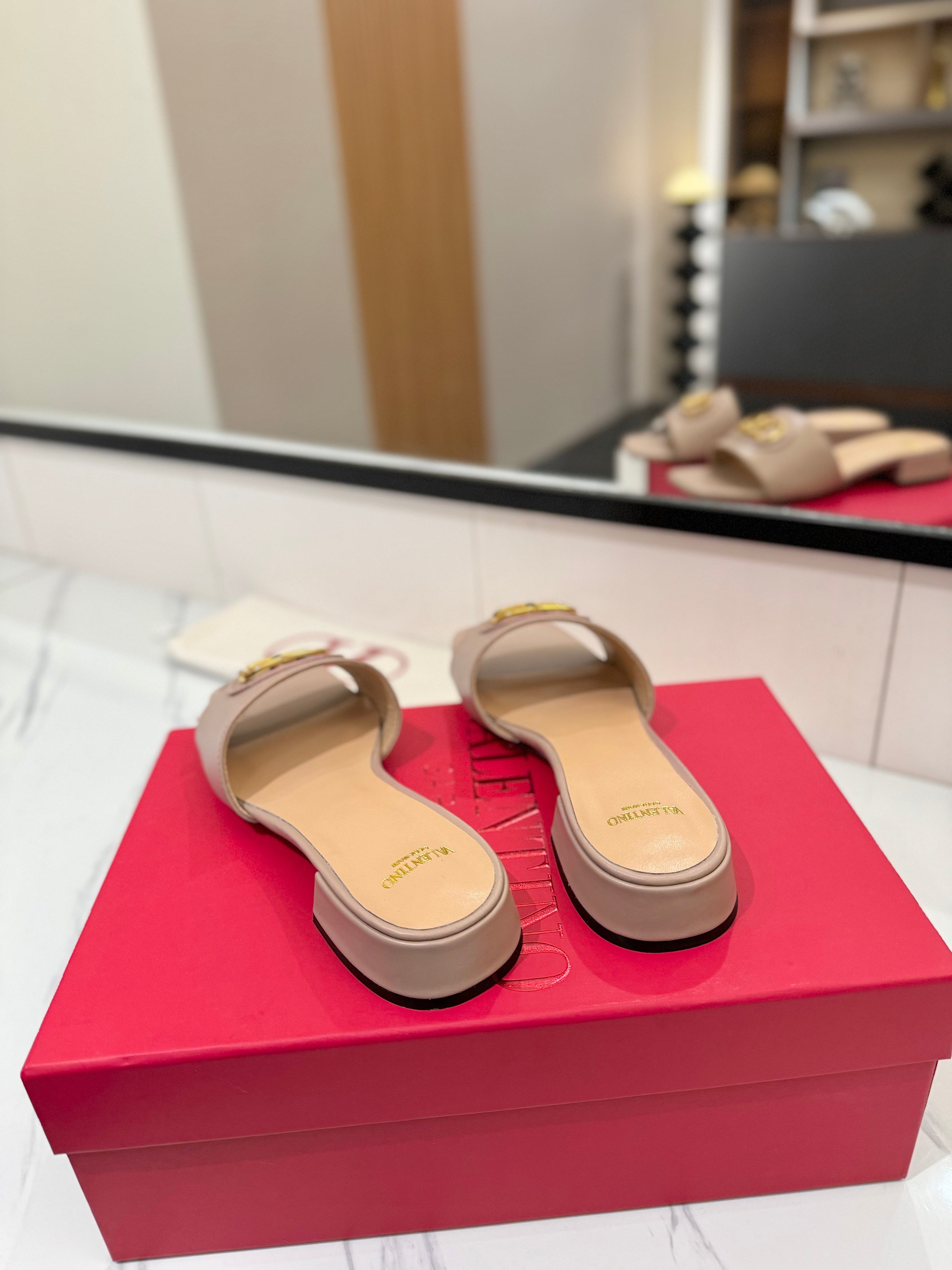 VALENTINO 26S SANDALS IN BEIGE SMOOTH CALFSKIN WITH GOLD HARDWARE